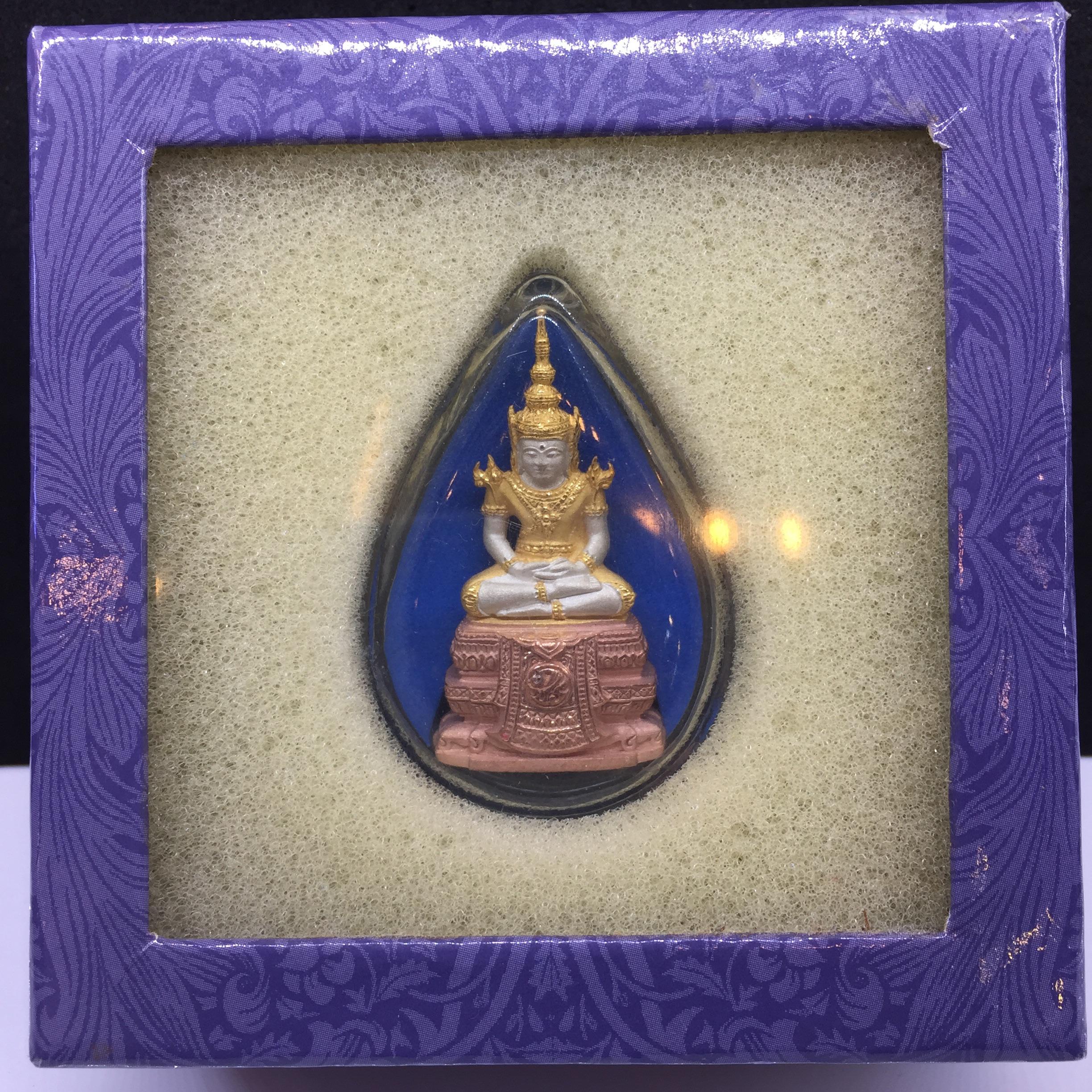 พระแก้วมรกตลอยองค์ ภปร. เนื้อเงินสามกษัตริย์ หน้าตัก 1/2 นิ้ว จัดสร้างโดยรพ.ภูมิพลฯ ปี2547