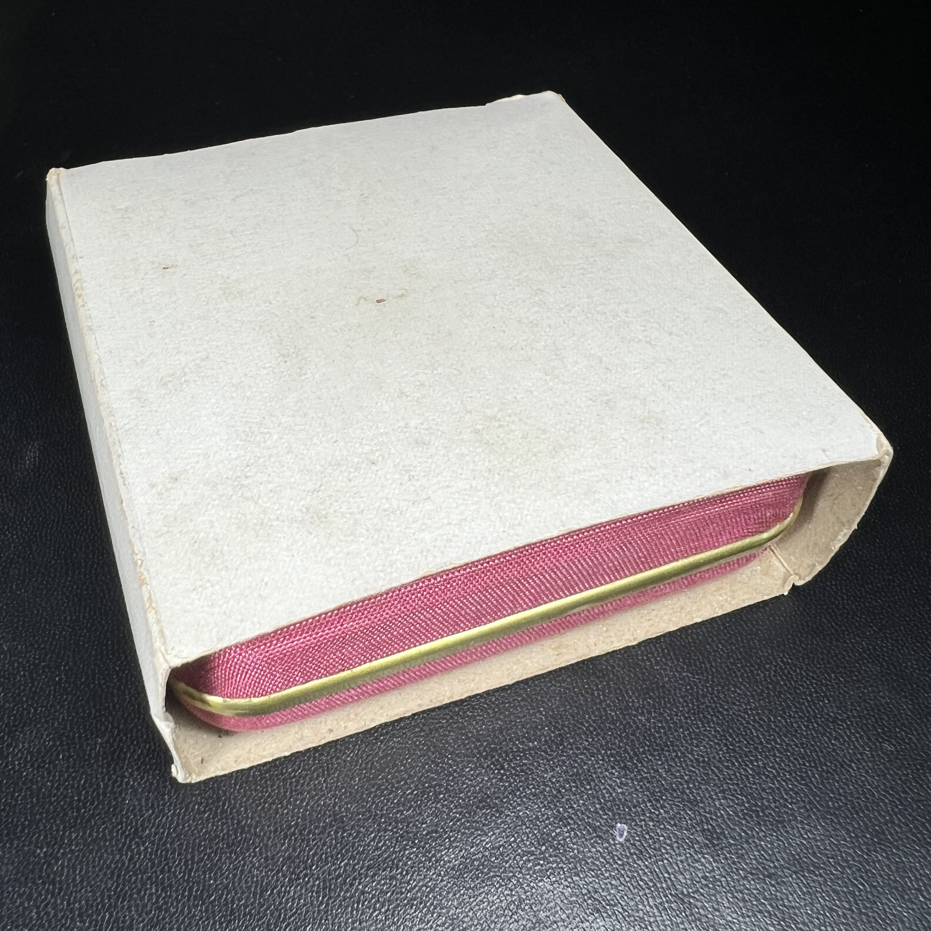 เหรียญรูปเหมือนพระราชสังวราภิมณฑ์(หลวงปู่โต๊ะ)ที่ระลึก ครบ 108 ปี วัดประดู่ฉิมพลี ปี 2538 ด้านหลังพระราชทานพระนามาภิไธยย่อ ภปร. และ สก. เนื้อเงินขัดเงา เหรียญกลมใหญ่ขนาด 3.5 ซม.สภาพสวยเดิมกล่องบรรจุเดิมครบสมบูรณ์และหายาก***สภาพผิวสวยเดิม ขึ้นรุ้งๆ สวยมาก*