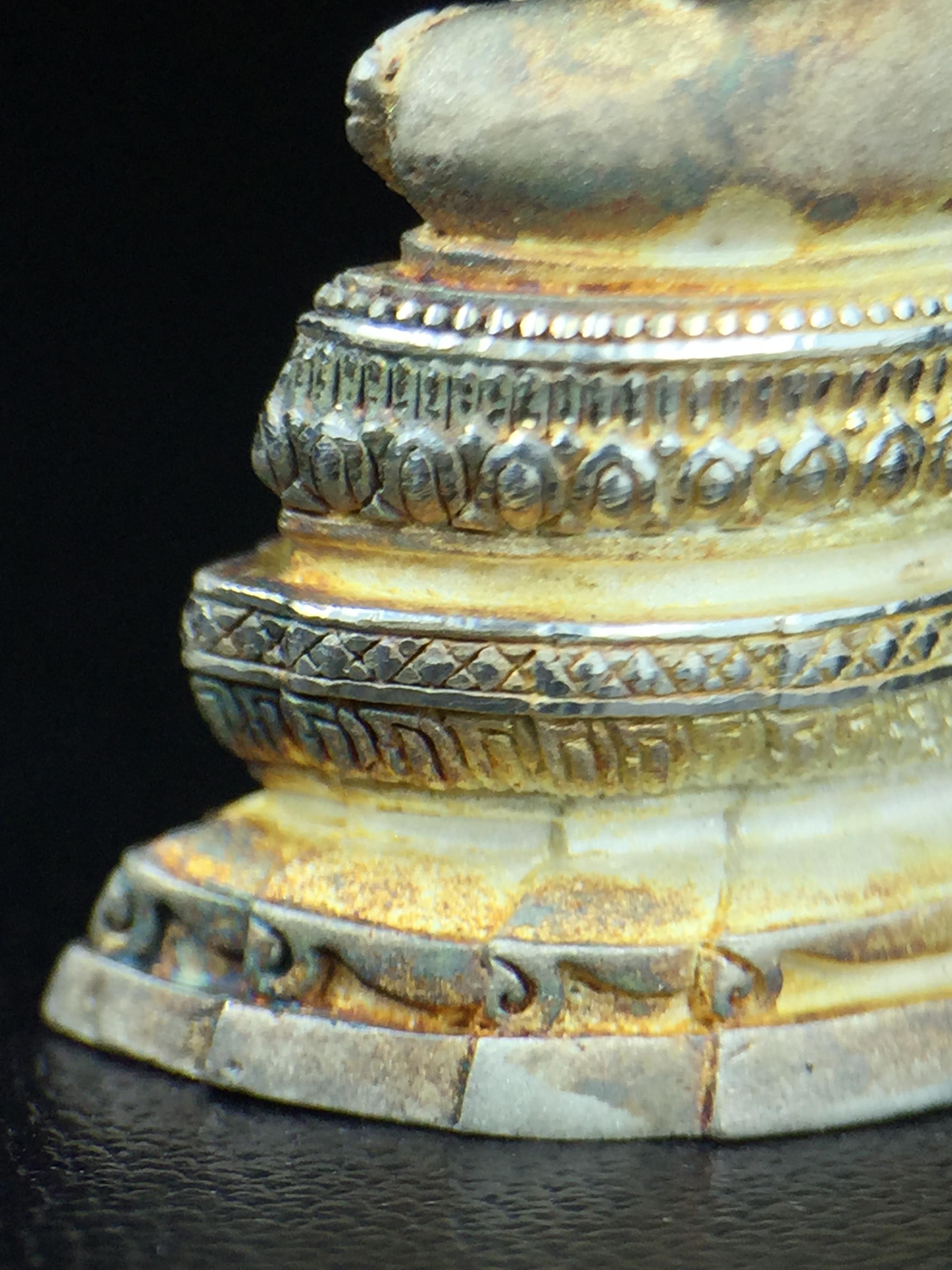 พระแก้วมรกต ภปร. ปี2547 จัดสร้างโดย รพ.ภูมิพลฯ ลอยองค์ หน้าตัก 1/2 นิ้ว เนื้อเงิน(สภาพผิวเดิมขึ้นสีรุ้งธรรมชาติ แบบนิยม สวยมากๆเสน่ห์พระเนื้อเงิน สีสันที่ธรรมชาติสรรค์สร้าง) งดงามทรงคุณค่าอีกหนึ่งรุ่นยอดนิยม หายาก(1ใน3000องค์)