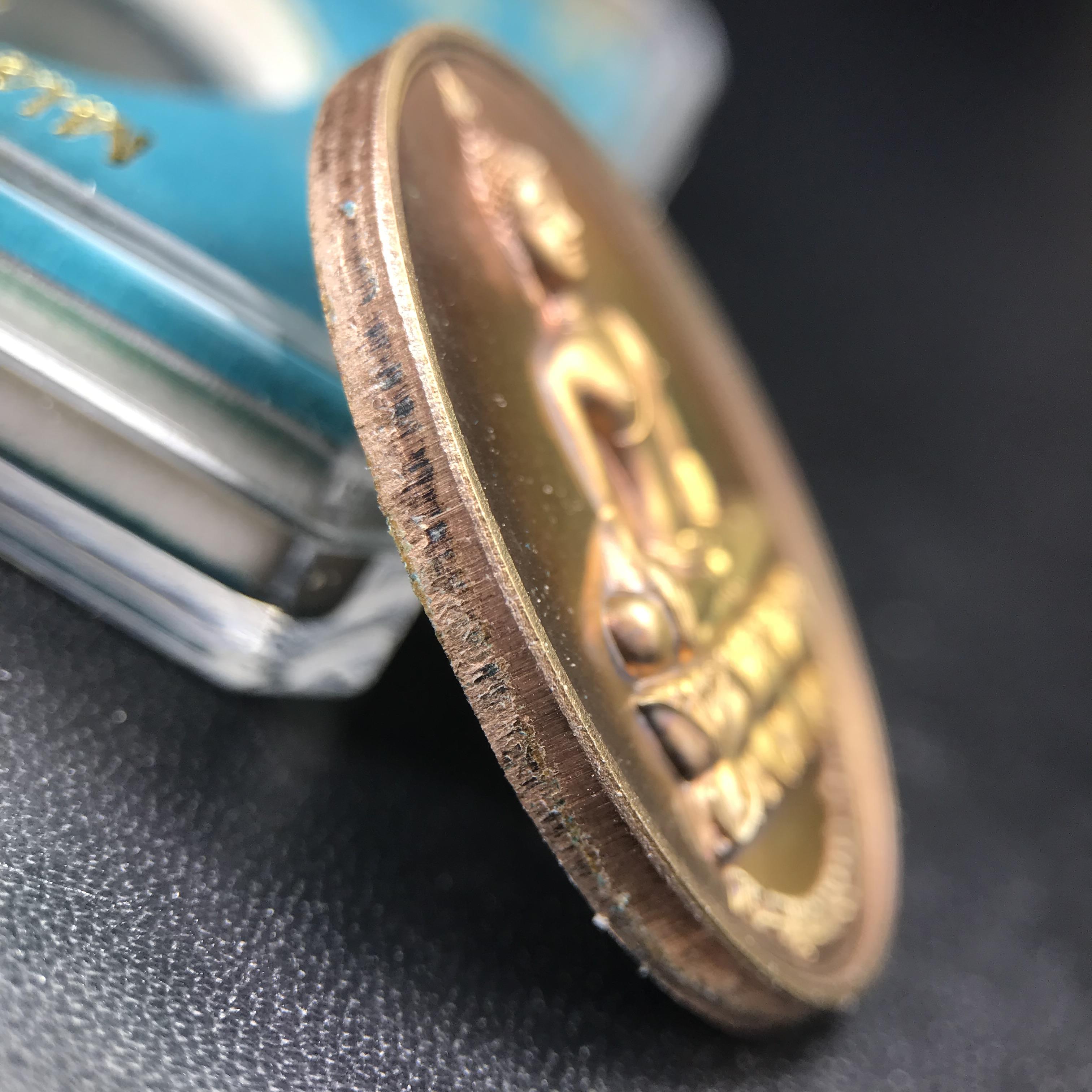 พระพุทธนวราชบพิตร ภปร. ที่ระลึก 7รอบ 84พรรษา ในหลวงรัชกาลที่ 9 วัดตรีทศเทพ จัดสร้าง พ.ศ. 2554 เหรียญเนื้อนวโลหะสภาพสวยกล่องเดิมครบ ตอกโค๊ตและหมายเลข ๓๑๑ (1 ใน 999 เหรียญ)หายากพบเจอน้อยมาก***นิมิตหมายแห่งคุณพระรัตนตรัย และความผูกพันระหว่างพระมหากษัตริย์กับ