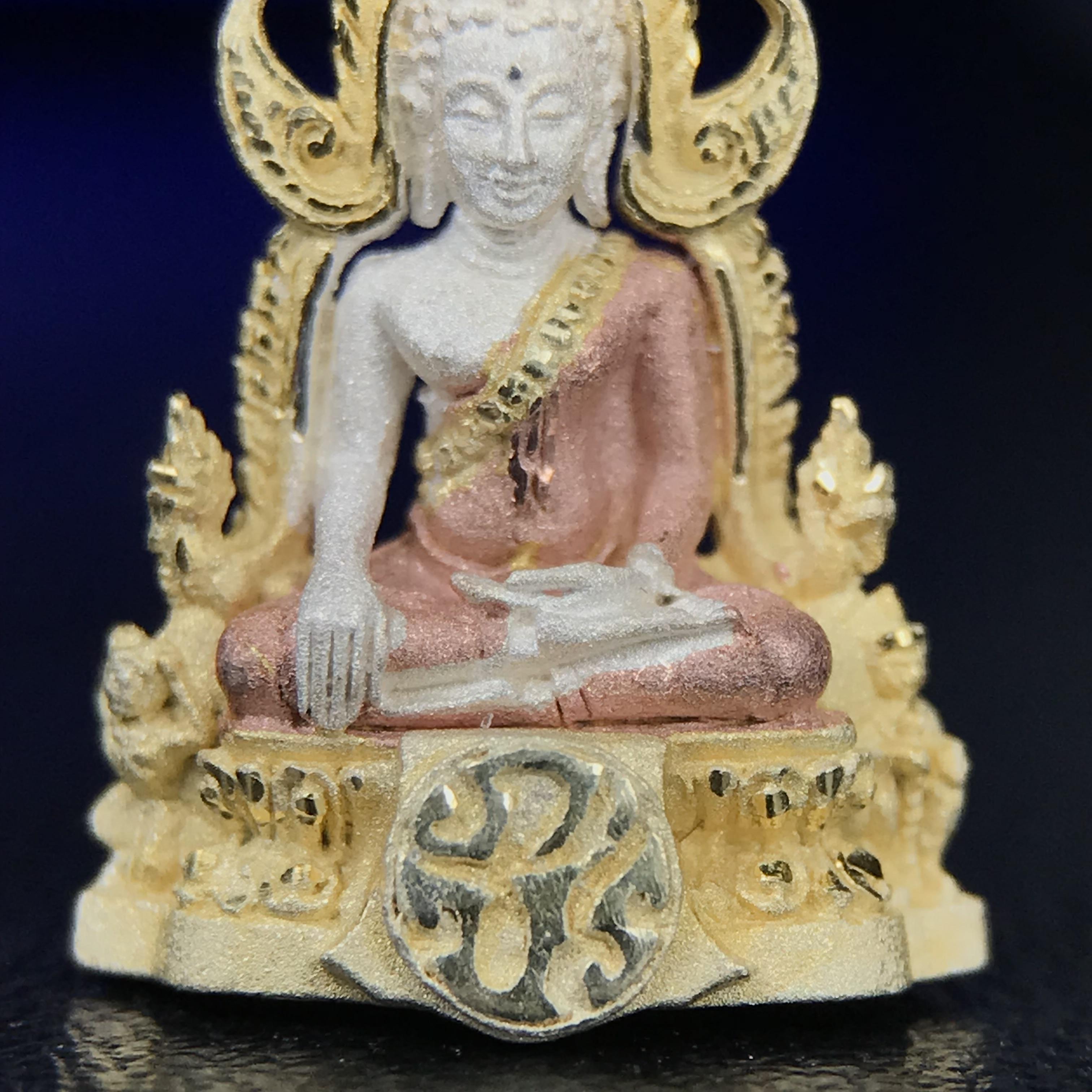 พระพุทธชินราช ภปร. โครงการ เพราะแผ่นดินนี้คือแผ่นดินเกิด เนื้อเงินชุบสามกษัตริย์ ปี2551 ขนาดหน้าตัก1/4นิ้ว(ขนาด1.1x1.6 ซม.) (สวยงามทรงคุณค่า อีกหนึ่งรุ่นยอดนิยมหายาก) (สภาพคัดสวย กล่องบรรจุเดิมครบ)