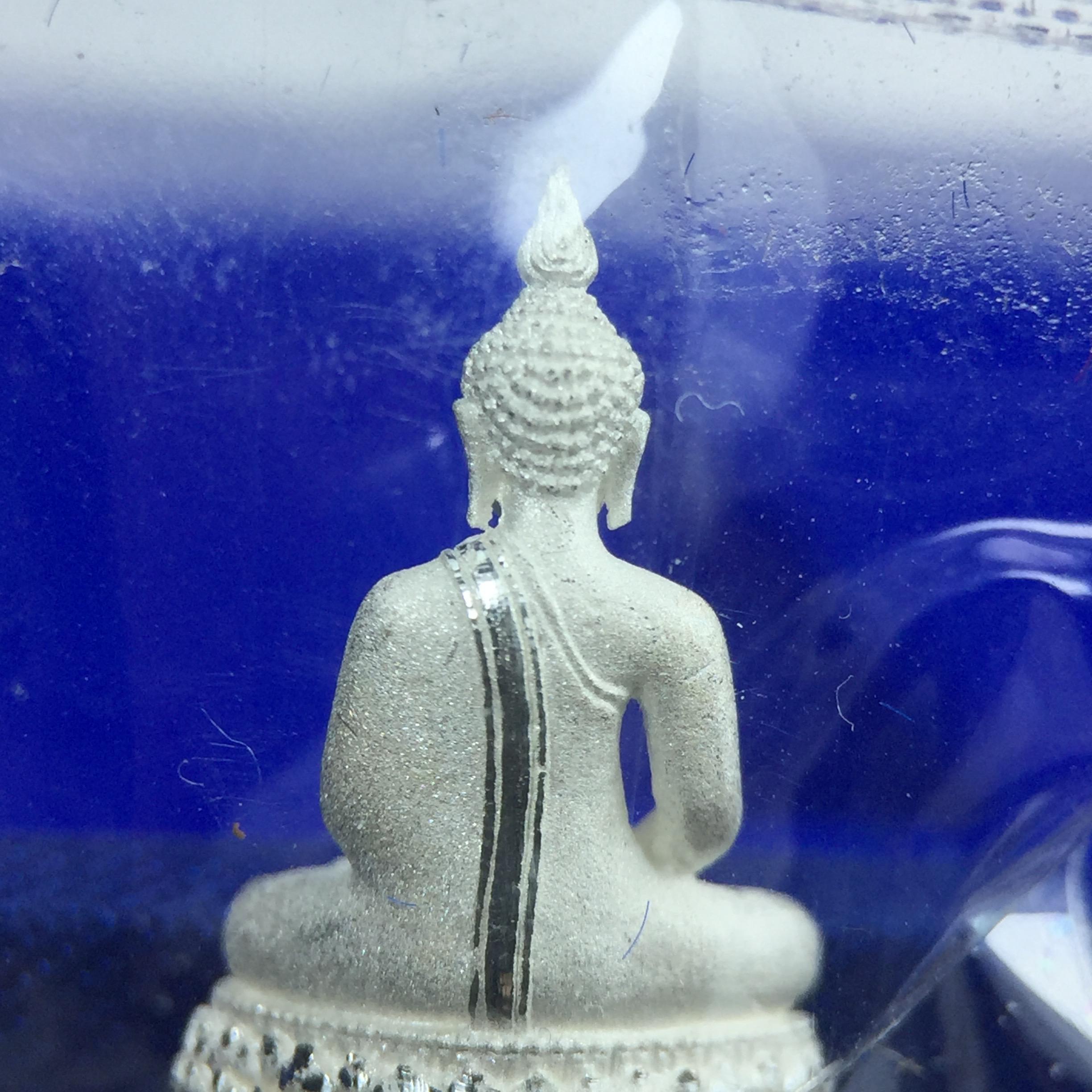 พระชัยวัฒน์พุทธสิหิงค์ ภปร. รุ่นสร้างหอพระธรรมศาสตร์ ปี2542 เนื้อเงิน(ผิวเดิม ซีนซองเดิม กล่องครบสวยสมบูรณ์) มหาพิธี 3วาระอันยิ่งใหญ่(ตอกโค๊ตและหมายเลข)1ใน 10000 องค์