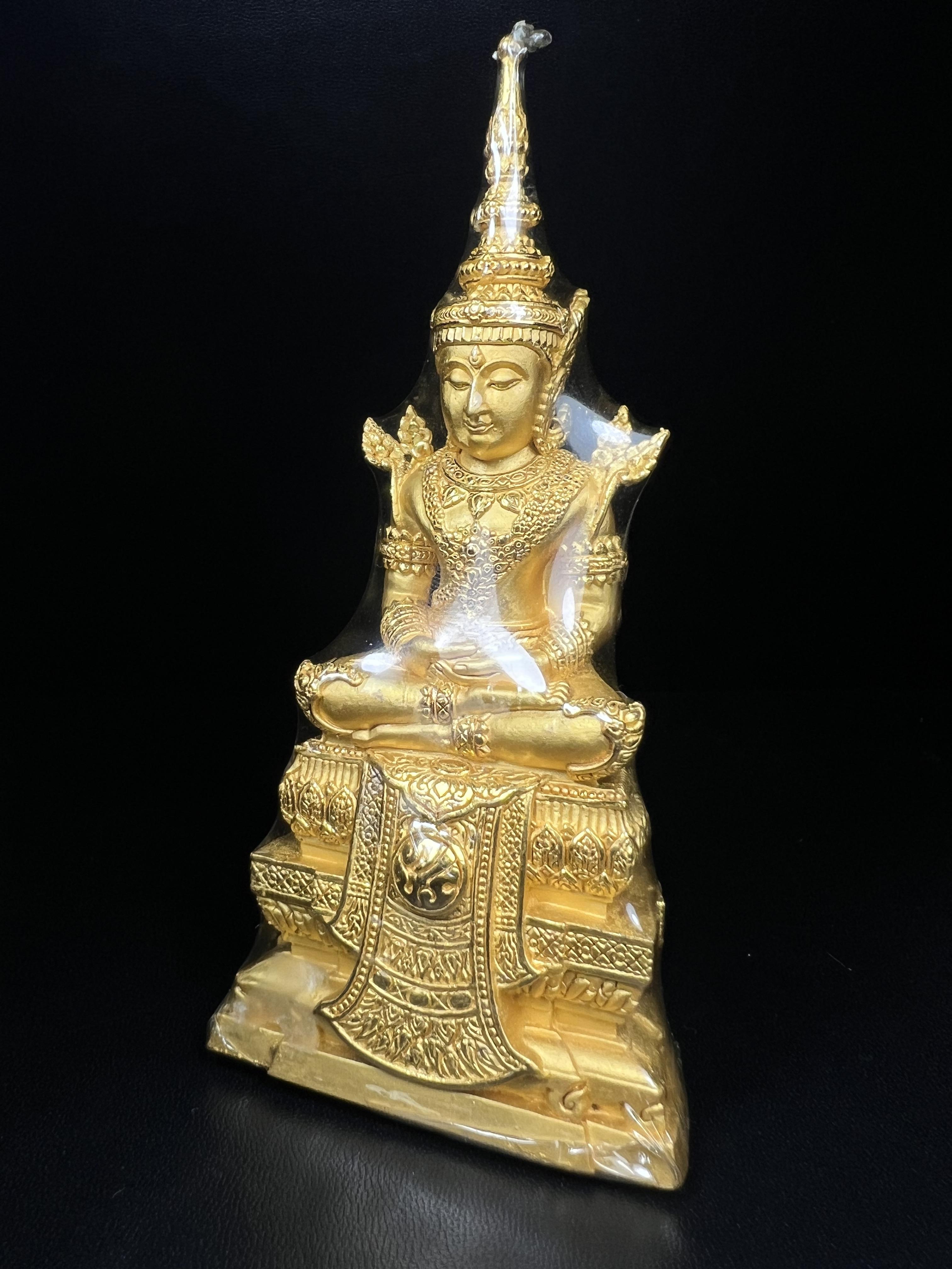 พระแก้วมรกต ภปร. ปี2547 จัดสร้างโดย โรงพยาบาลภูมิพลฯ กรมแพทย์ทหารอากาศ ขนาดบูชาหล่อลอยองค์หน้าตัก 2 นิ้ว เนื้อทองคำบริสุทธิ์ 99.99% องค์พระซีนเดิมสวยคงสภาพเดิม(สวยงามและหายากมาก)(1ใน 1000 องค์)