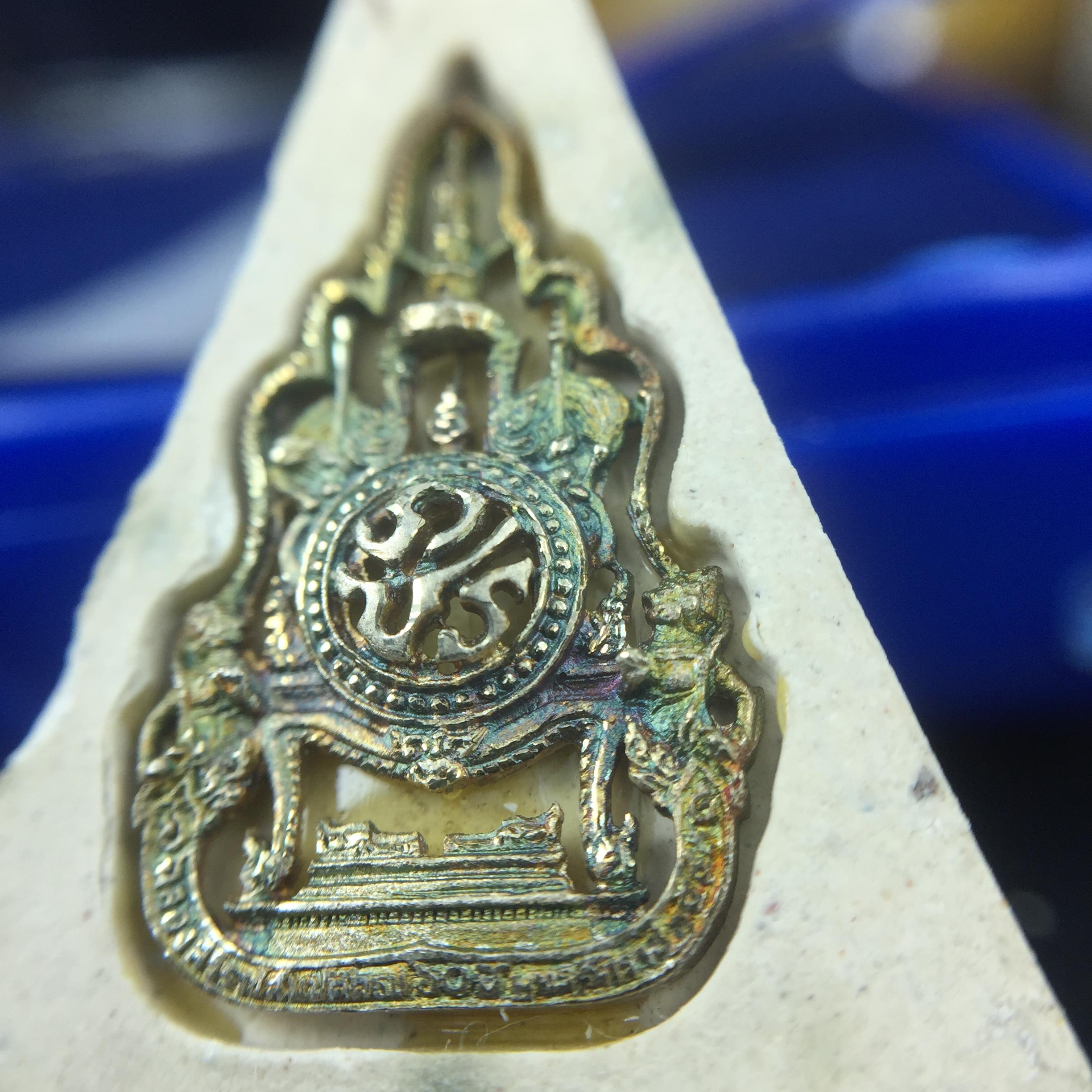 พระแก้วมรกต(จำลอง)ทรงเครื่องฤดูร้อน พระผงบูชา ด้านหน้าปิดทอง ด้านหลังตราสัญลักษณ์ฉลองสิริราชสมบัติครบ 60ปี เนื้อเงินขึ้นสีรุ้งธรรมชาติสร้างสรรค์งดงาม(รุ่นนี้ได้พระราชทานเส้นพระเจ้า(เส้นผม)รัชกาลที่9ในการจัดสร้าง)