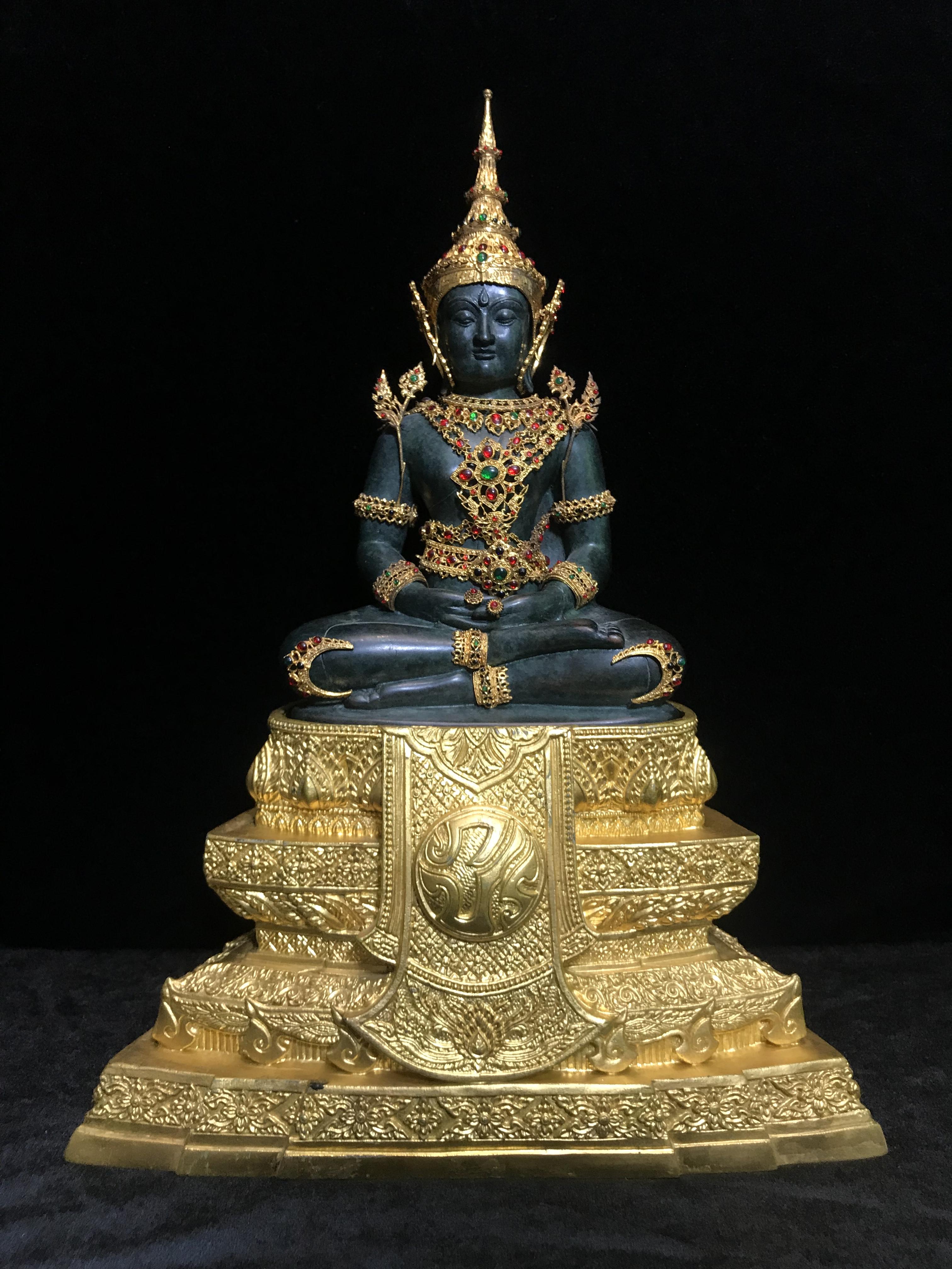 พระพุทธมหามณีรัตนปฏิมากร จำลอง (พระแก้วมรกต) ขนาดบูชาหน้าตัก 5 นิ้ว ตราสัญลักษณ์ ภ.ป.ร. รุ่นแรก ปี2547 เนื้อนวโลหะเคลือบสีเขียว(เครื่องทรงนวโลหะชุบทอง)