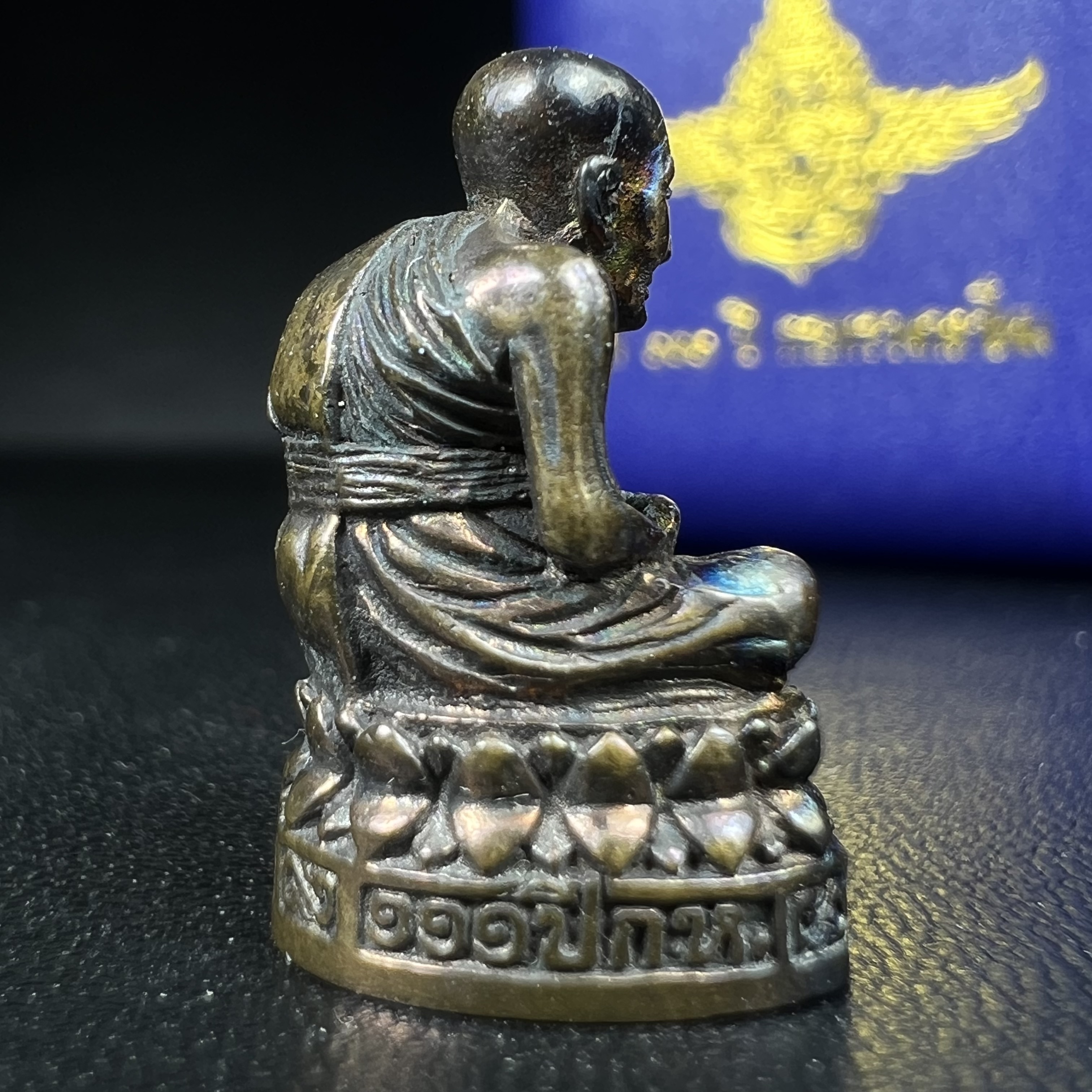 รูปเหมือนหล่อลอยองค์หลวงปู่ทวด รุ่น 111ปี กระทรวงกลาโหม เนื้อนวโลหะรมดำ-ปัดเงา ปี2540 พิธีใหญ่ เข้มขลัง นิยม พร้อมกล่องบรรจุเดิม(คัดสภาพสวยผิวเทพๆผิวรุ้งๆ)ทั้งพิธีทั้งพุทธศิลป์ทรงคุณค่าอีกหนึ่งรุ่นยอดนิยม