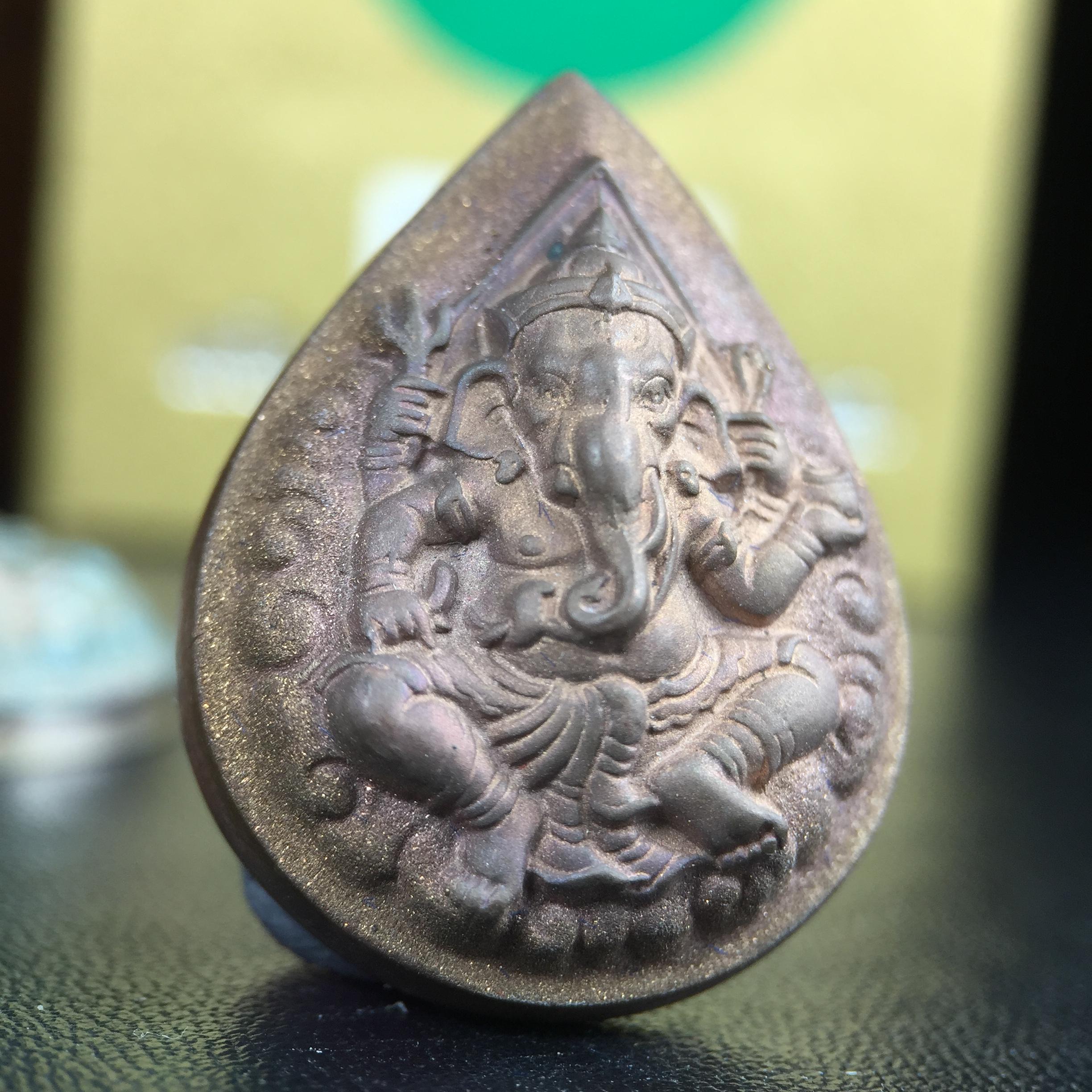 เหรียญพระพิฆเนศวร ญสส. ชุดกาญจนาภิเษกครองราชย์ 50 ปี พุทธศักราช 2538 วัดบวรนิเวศวิหาร ชุดทองคำพิมพ์ใหญ่(2.9 ซม.)(เนื้อทองคำ+เนื้อเงิน+เนื้อทองทิพย์) สภาพสวยเดิมพร้อมกล่องบรรจุเดิม ตอกโค๊ดหมายเลขกำกับ 634(พิธีใหญ่ พุทธศิลป์งดงาม)(นิยมหายาก)1 ใน 939 ชุด