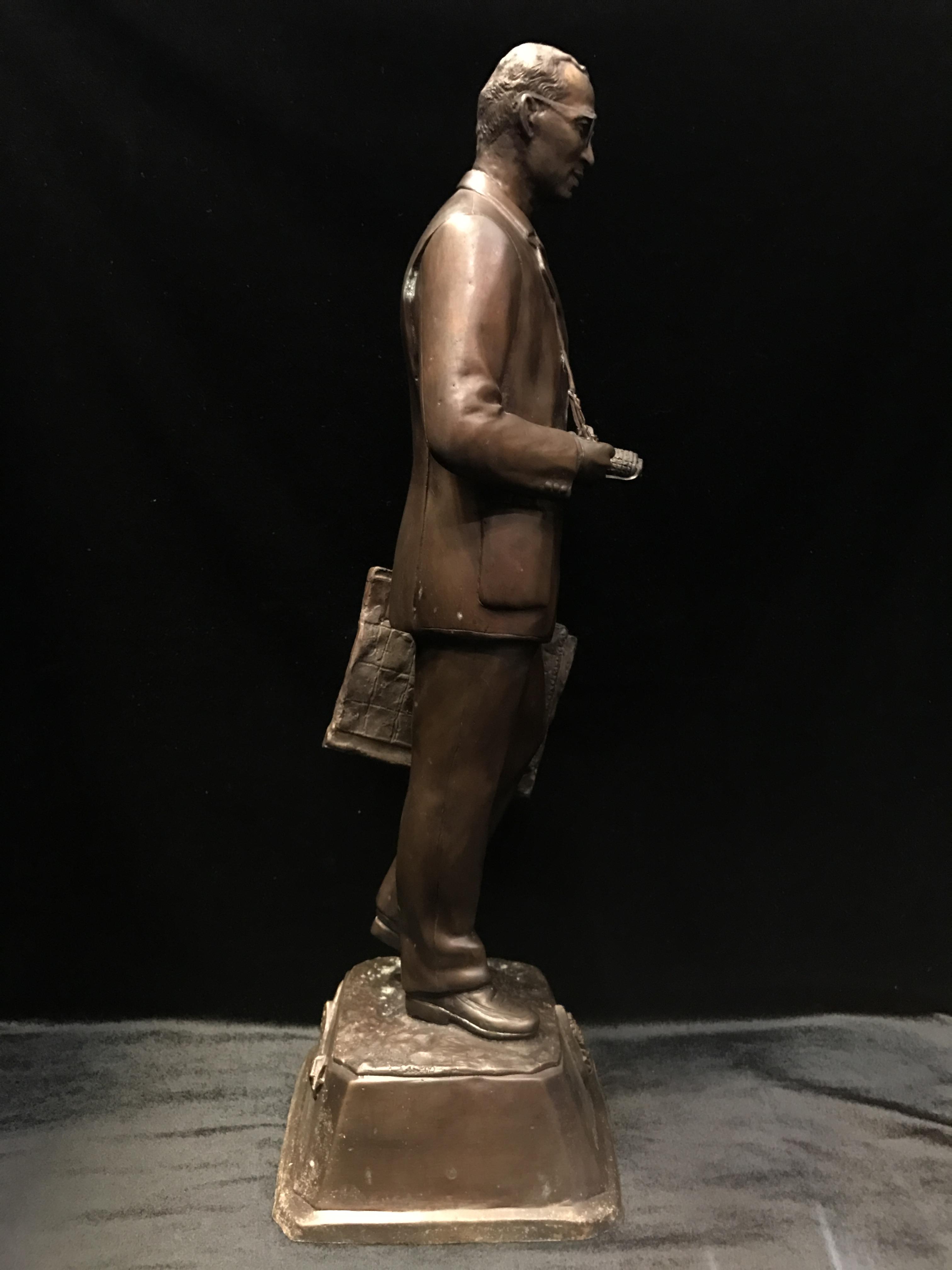 พระบรมรูป รัชกาลที่ 9 แบบทรงงาน(พระทรงเป็นยิ่งกว่ามหากษัตริย์) วัดญาณสังวรวราราม ปี2539 เนื้อโลหะผสมรมดำ ฐานกว้าง 6.5 นิ้ว สูง 22 นิ้ว(1ใน599องค์)