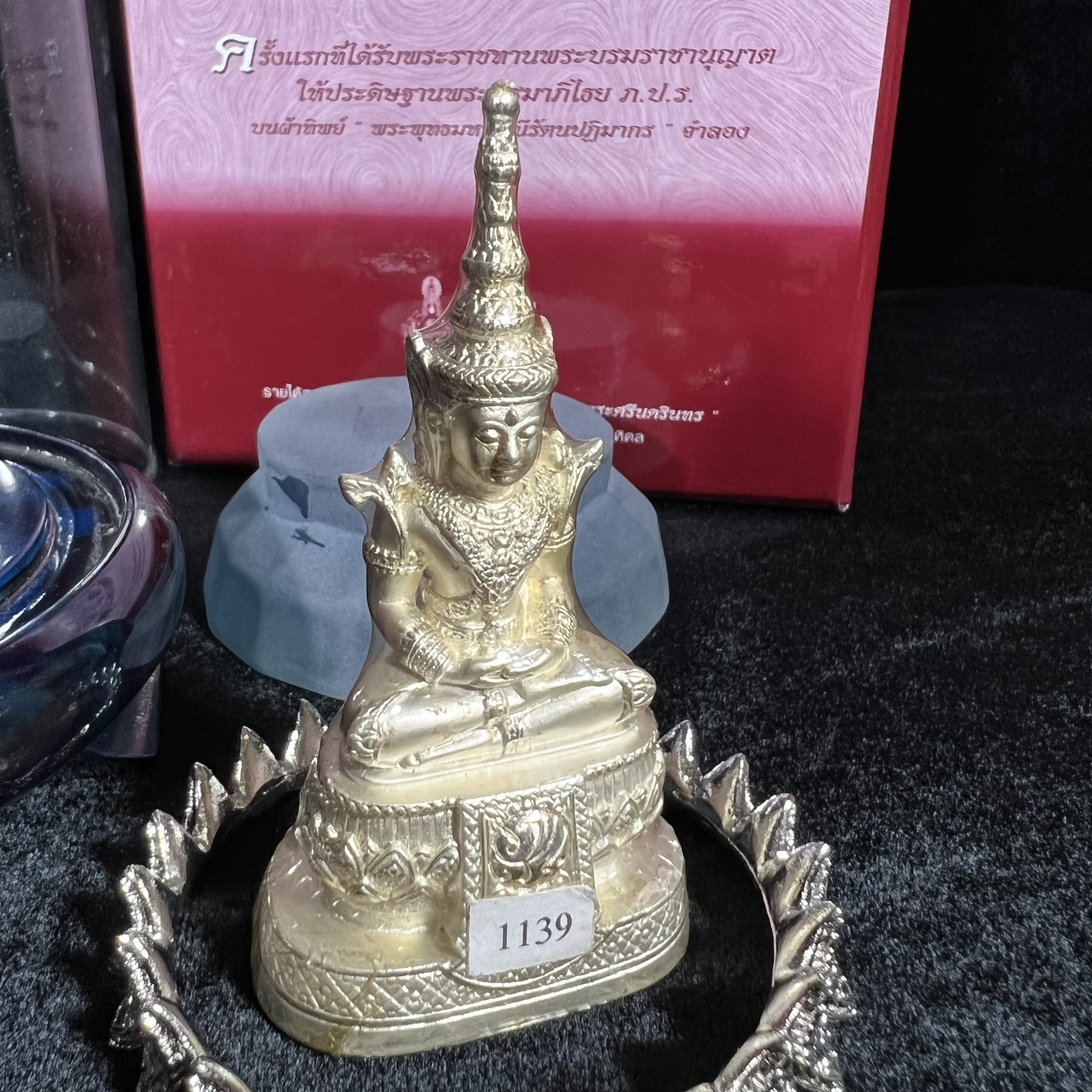 พระแก้วมรกต ภปร.(รุ่นแรก) ปี2545 รุ่นฉลองกรุงรัตนโกสินทร์ครบ 220 ปี หล่อลอยองค์ เนื้อเงินบริสุทธิ์99.9% ขนาดบูชา 50*90 มม. พร้อมฐานวางครอบแก้วเดิมกล่องบรรจุเดิมครบสมบูรณ์(สวยงามและหายากมาก)(1ใน3000องค์)