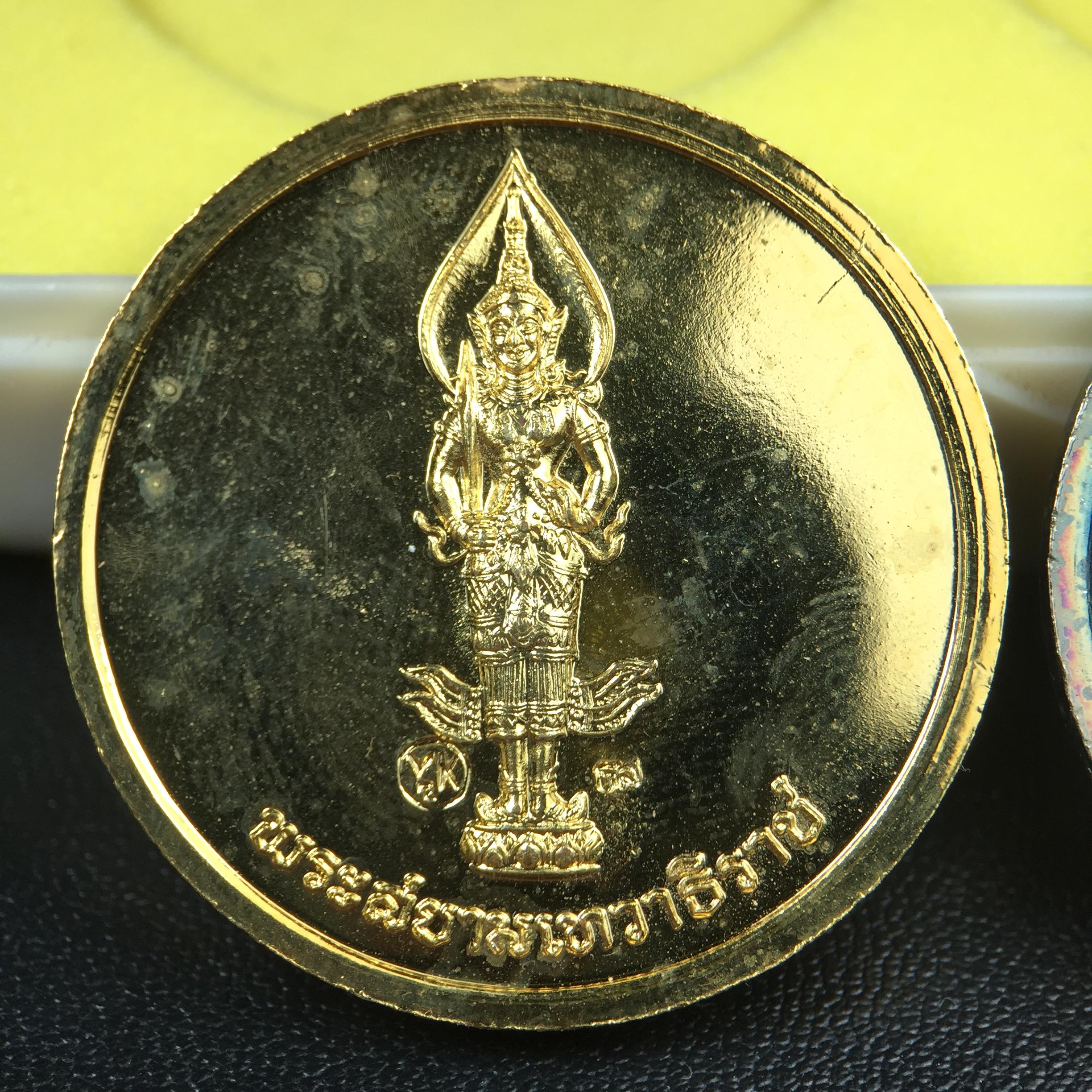 เหรียญสนทนาธรรม ในหลวงรัชกาลที่ 9 สมเด็จพระญาณสังวร หลังพระสยามเทวาธิราช ปี 2543 วัดบวรนิเวศวิหาร ชุดกรรมการ(เนื้อกะไหล่ทอง+กะไหล่เงิน+ทองแดงรมน้ำตาล)พร้อมกล่องบรรจุเดิม(ชุดหายาก สภาพผิวกะไหล่เดิมจากผู้จัดสร้าง ผิวขึ้นรุ้งธรรมชาติสวยจัด แชมป์ๆ)1 ใน 343ชุด