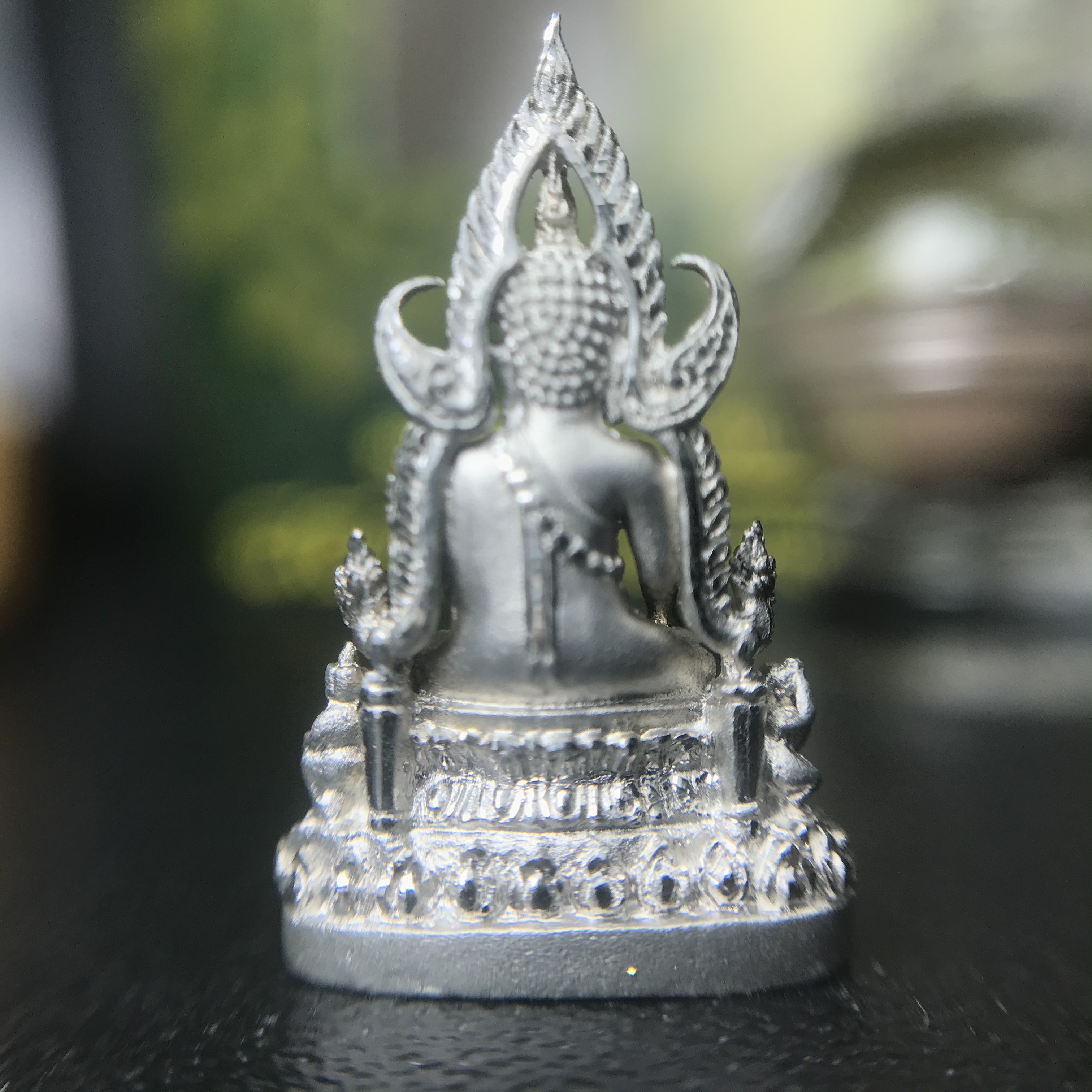 พระพุทธชินราช(จำลอง) ภปร. 84 พรรษา เนื้อเงินชุบทองคำขาว พิมพ์เล็กขนาดหน้าตัก 1/4 นิ้ว (สภาพสวยเดิม)(เลขสวย นัมเบอร์ 2666) )(พระราชทานมวลสาร จิตรลดาและเส้นพระเจ้า(เส้นผม))