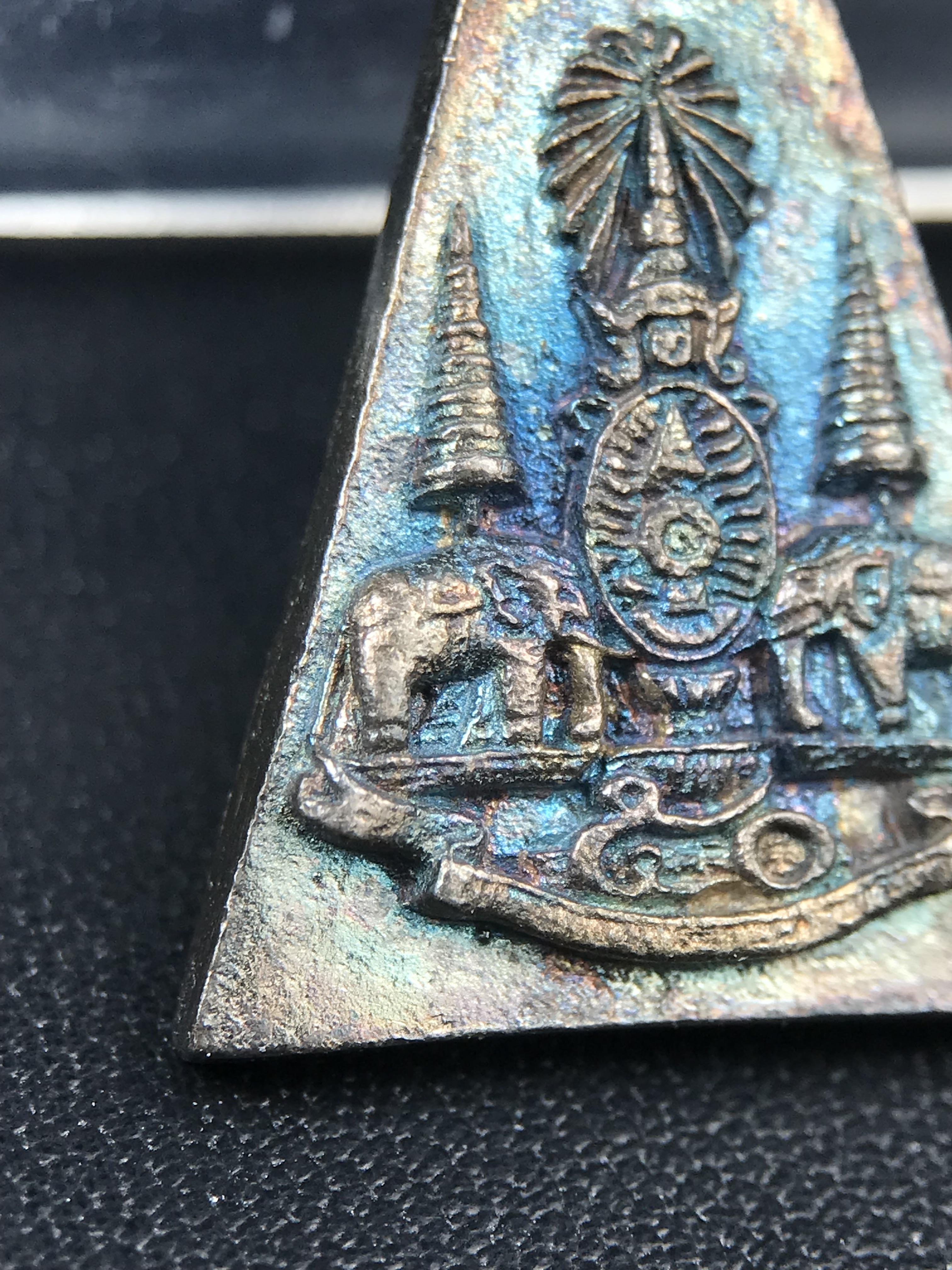 พระกำลังแผ่นดิน (สมเด็จจิตรลดา2) จัดสร้างเฉลิมพระเกียรติในหลวงรัชกาลที่ 9 ครองราชย์ 50 ปี 2539 เนื้อเงิน(ผิวเดิม รุ้งๆสวย(สร้างน้อยหายาก) (1ใน 2539 องค์)พร้อมกล่องบรรจุเดิมพระดี พิธีใหญ่ อีกหนึ่งรุ่นที่แนะนำ ***เนื้อเงินผิวแบบนี้หายากพบเจอน้อย***