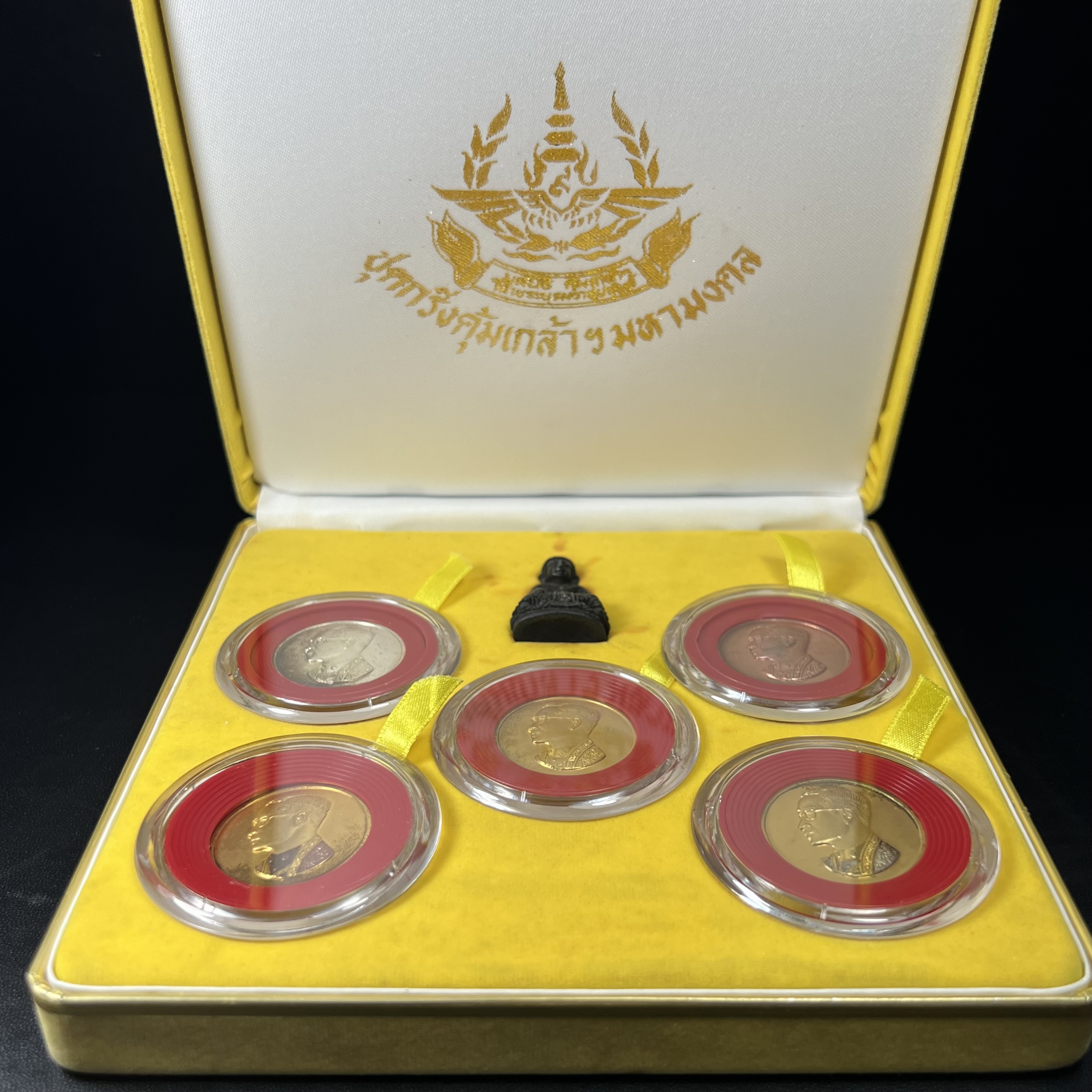 วัตถุมงคลคุ้มเกล้าฯ มหามงคลเฉลิมพระชนมพรรษา 6 รอบ รัชกาลที่ 9 ชุดพิเศษกรรมการ(สุดหายาก) (ในหลวงรัชกาลที่9 ทรงจุดไฟพระฤกษ์และเททอง พิธีใหญ่)ยอดนิยมหายาก