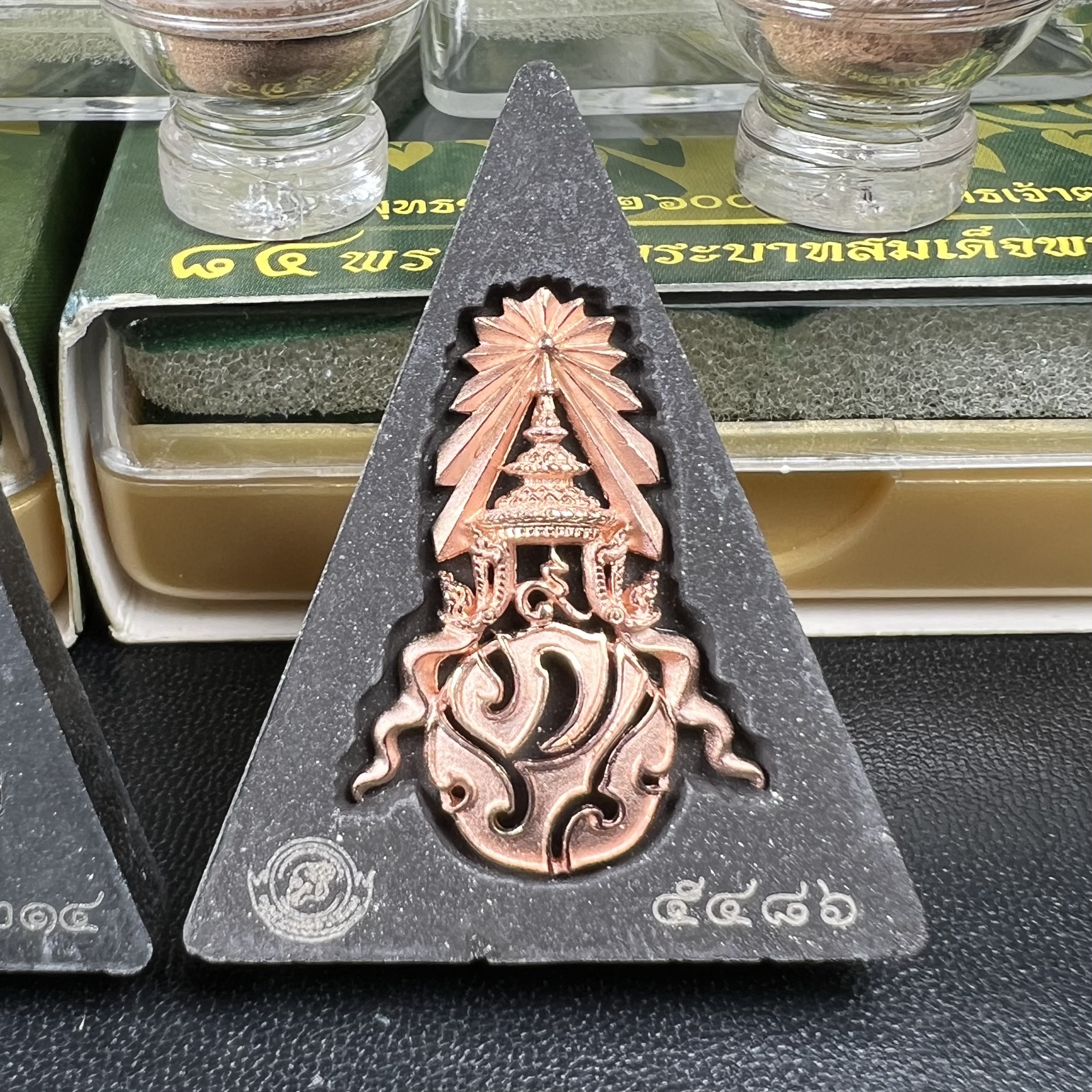 พระพุทธชินราช(จำลอง)ภปร. 84พรรษา เนื้อผงปิดทองด้านหน้า หลัง ภ.ป.ร. เนื้อทองคำ+เนื้อเงินชุบทองคำขาว+เนื้อทองแดง(1ชุด 3องค์)(พระราชทานมวลสาร จิตรลดาและเส้นพระเจ้า(เส้นผม)ในหลวงรัชกาลที่9)พุทธศิลป์ทรงคุณค่าอีกหนึ่งรุ่นยอดนิยม