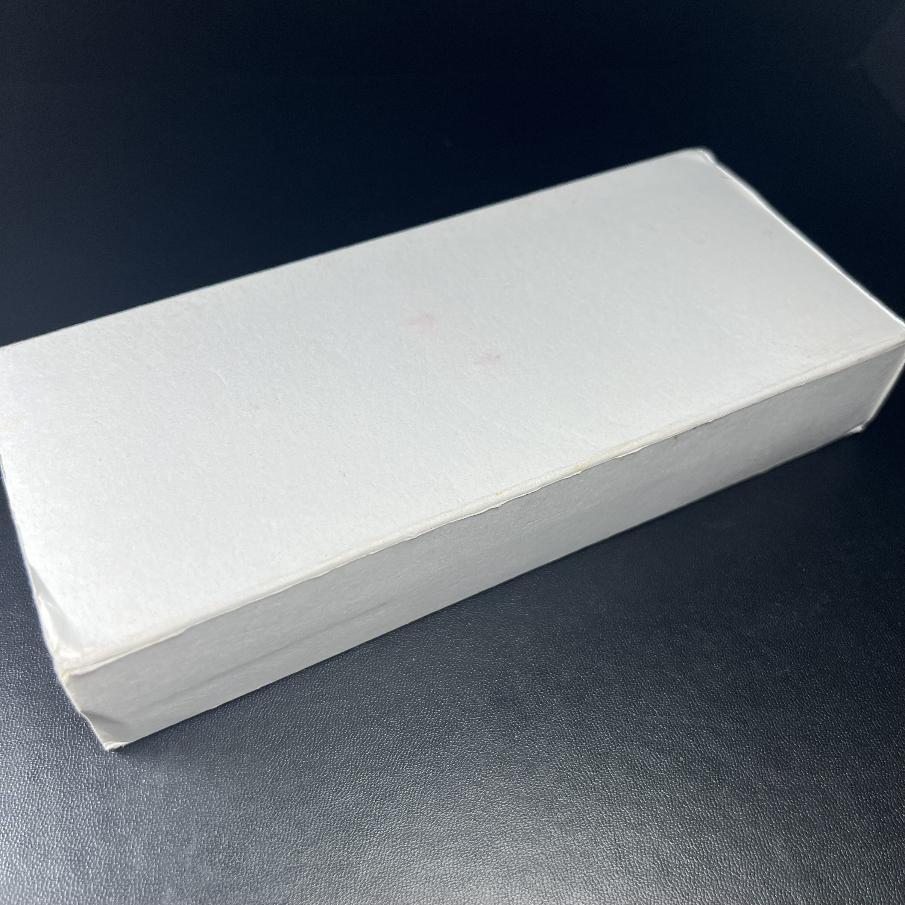 พระชุดของขวัญ 3 องค์ พระหลวงปู่ทวด ภปร. ทรงกลีบบัวและกลีบขนุนพร้อมเหรียญพระพุทธสิงหธรรมมงคล ปี 2547 (ชนวนเก่า)เนื้อว่านด้านหลังมี ภปร. เป็นโลหะผสมสูง 3.3ซม.พิธีใหญ่ มวลสารดี ปลุกเสกวัดพระแก้ว(งานเลี่ยมกรอบเดิมจากผู้จัดสร้างห่อหุ้มด้วยทองนพเกล้า)