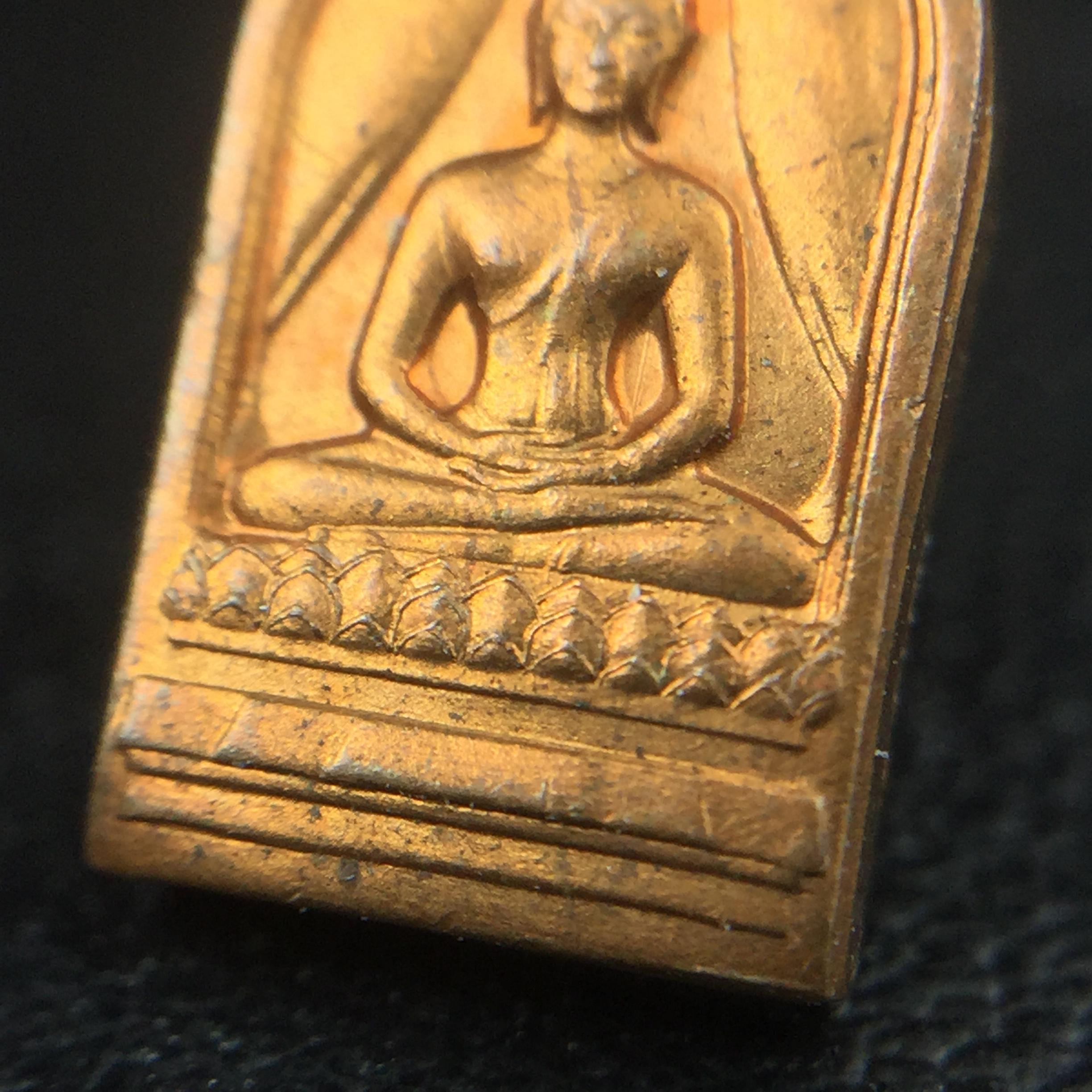 พระปรกใบมะขาม พระพุทธสิหิงค์ ภปร. ธรรมศาสตร์ 50ปี เนื้อทองแดง(คัดสภาพสวย)(ในหลวงรัชกาลที่9 เสด็จเททอง)(พระปรกใบมะขาม ภปร รุ่นแรก)