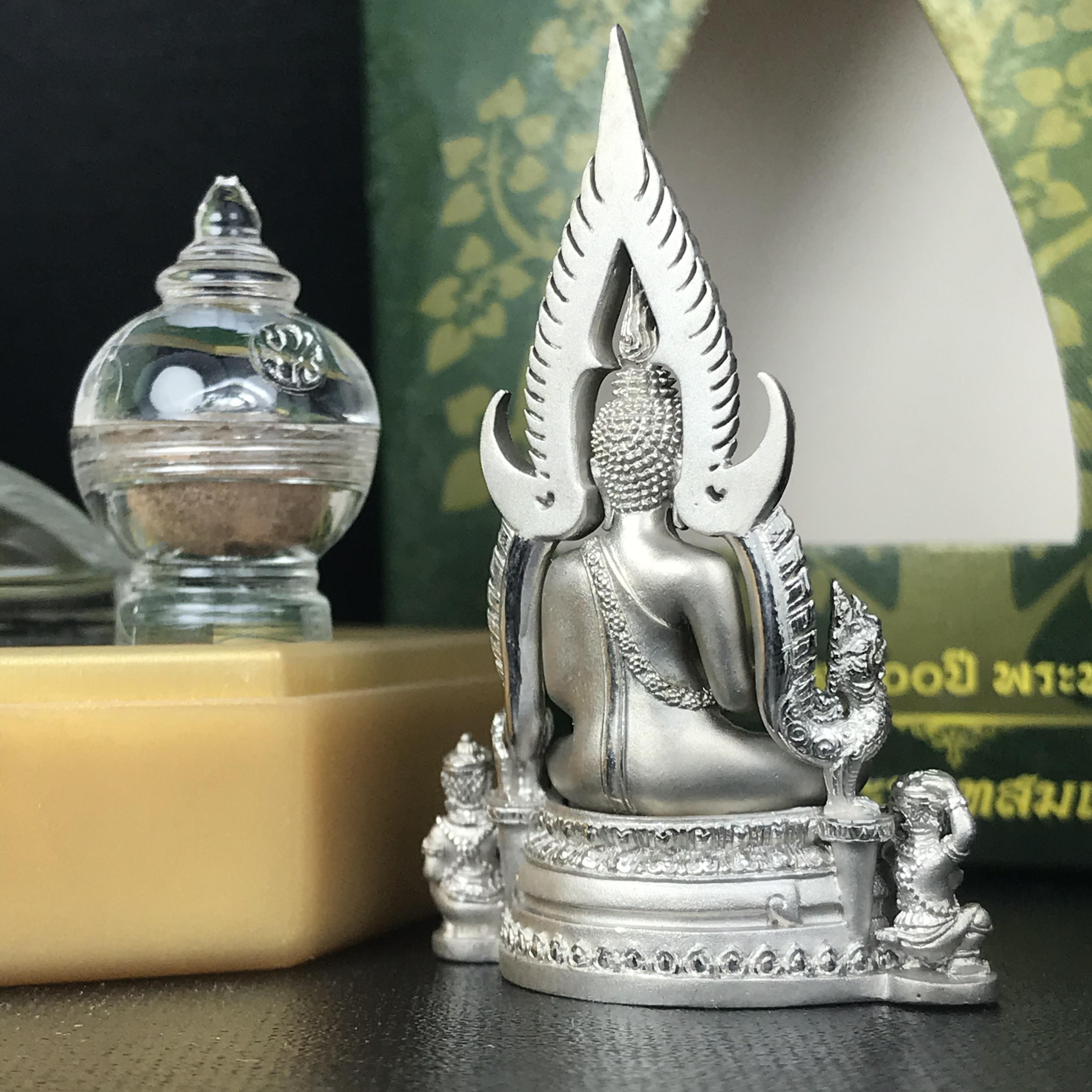 พระพุทธชินราช(จำลอง) ภปร 84 พรรษา เนื้อเงินชุบทองคำขาว พิมพ์ใหญ่ขนาดหน้าตัก 3/4 นิ้ว(1ใน3000องค์) )(พระราชทานมวลสาร จิตรลดาและเส้นพระเจ้า(เส้นผม))