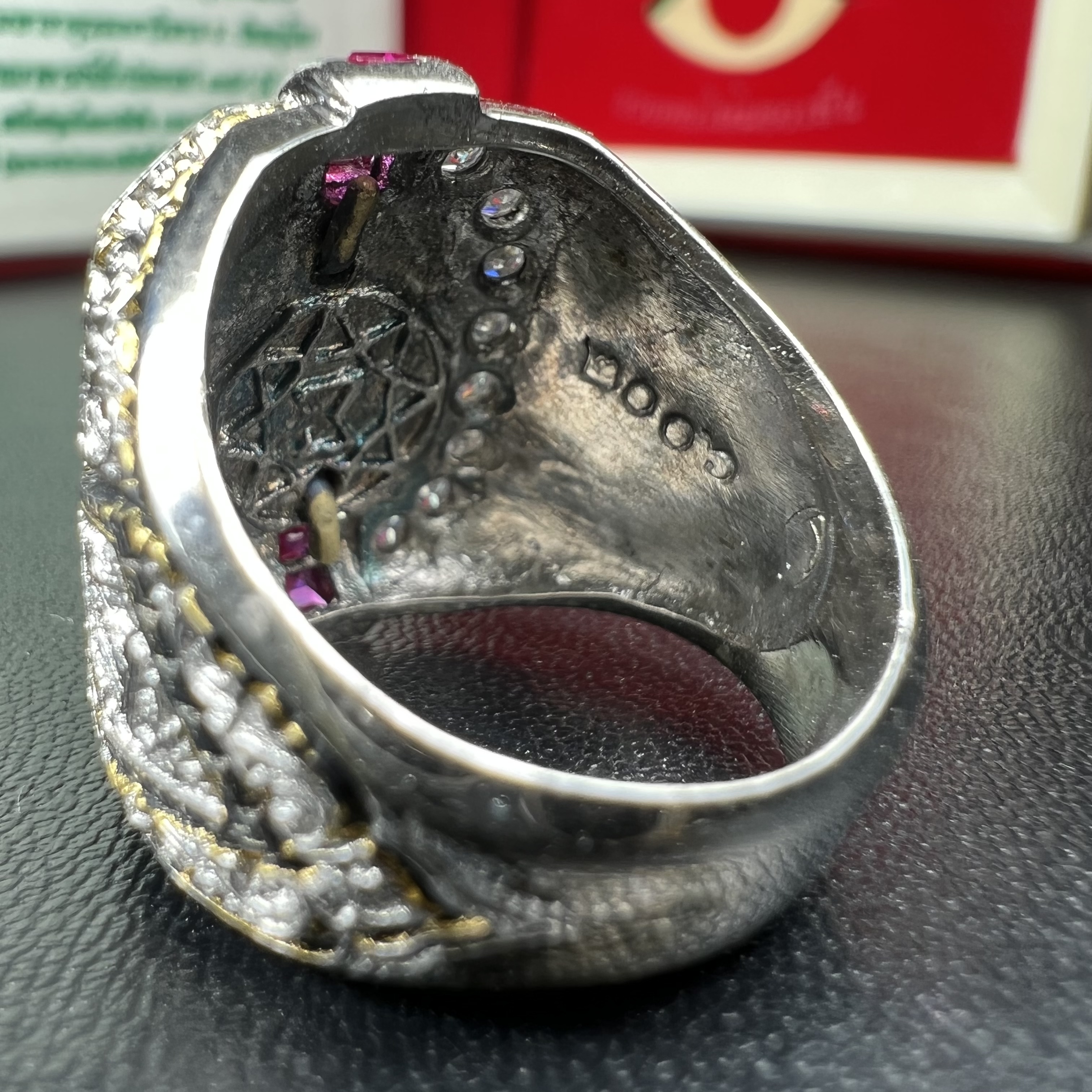 แหวนพระพุทธชินราช ภปร. ในวโรกาสเฉลิมพระชนมายุ6รอบ 5ธันวาคม2542 มูลนิธิพิทักษ์ดวงตาประชาชน จัดสร้าง แหวนเนื้อเงินเคลือบทองคำบริสุทธิ์ประดับเพชร CZ เกรดนอก ตอกโค๊ตและหมายเลข 2006(ผลรวมได้ 8 เลขมงคลเจริญมั่งคั่ง อุดมสมบูรณ์) พร้อมกล่องบรรจุเดิมครบ(หายาก)