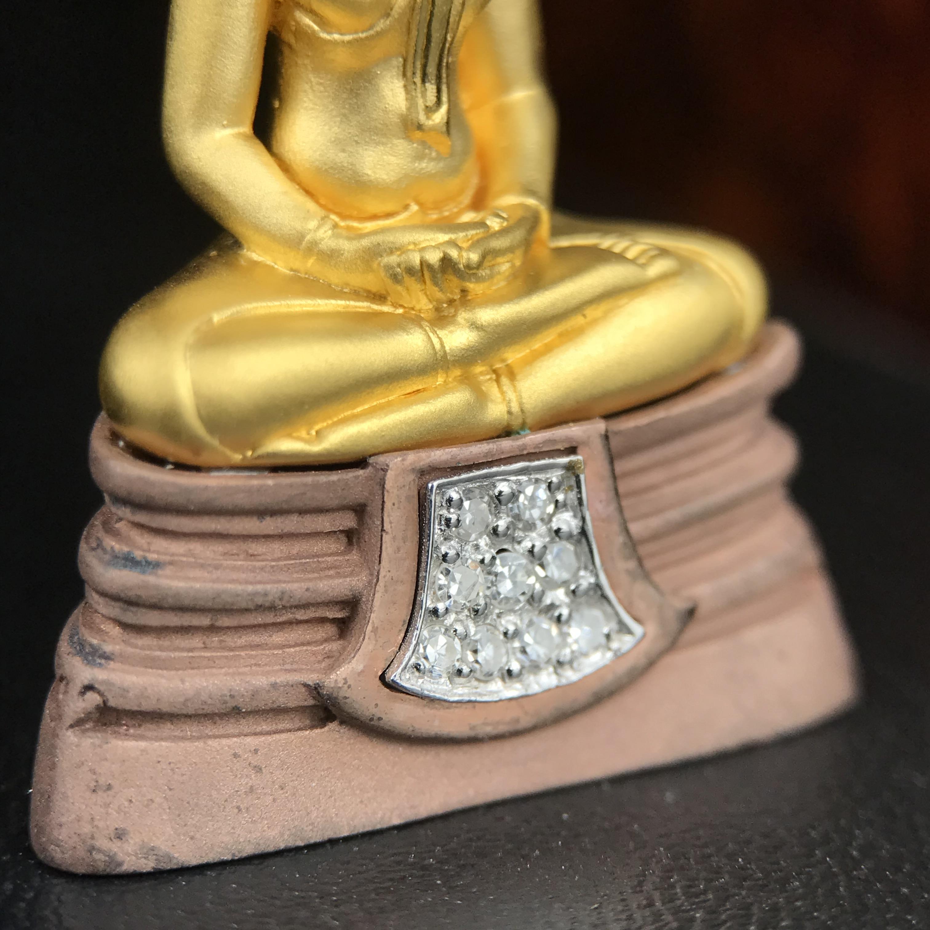 พระพุทธโสธร รุ่นสร้างอุโบสถหลังใหม่ พิธีพุทธาภิเษก ณ อุโบสถวัดโสธรวรารามวรวิหาร 18 พฤศจิกายน พ.ศ.2542 เนื้อสามกษัตริย์ องค์พระทองคำแท้ ฐานนาก ผ้าทิพย์ประดับเพชรแท้ หนักรวม 6.82g ขนาด 2.5x3.5 ซม.(องค์หมายเลข ๒๔๘)(พุธศิลป์สุดงดงาม อีกหนึ่งรุ่นยอดนิยม)หายาก