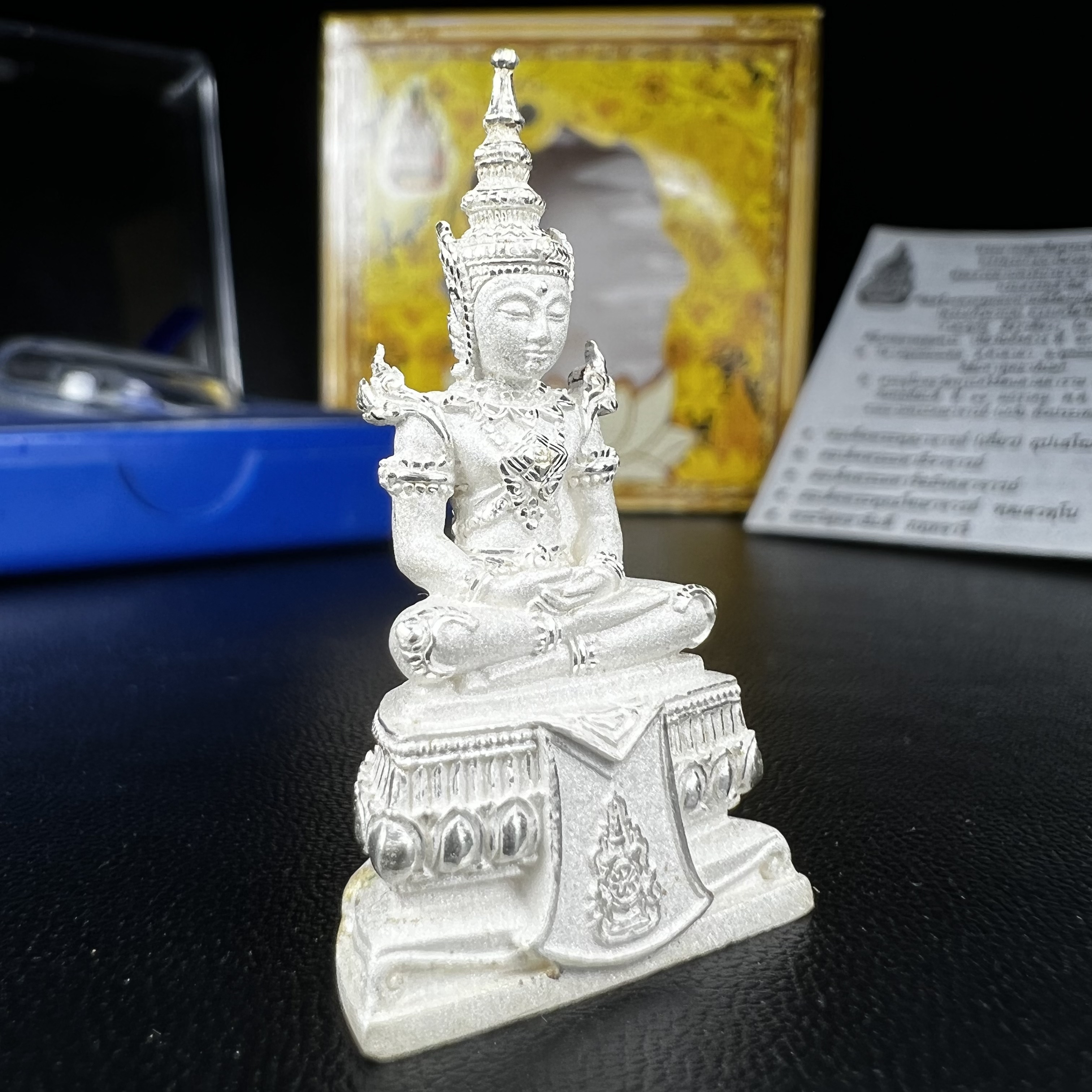 พระแก้วมรกต(จำลอง)ลอยองค์ ขนาดหน้าตัก 1/2 นิ้ว ทรงเครื่องฤดูร้อน เนื้อเงิน ตราสัญลักษณ์ฉลองสิริราชสมบัติ ครบ 60 ปี พ.ศ.2549(สภาพสวย ครบ สมบูรณ์))