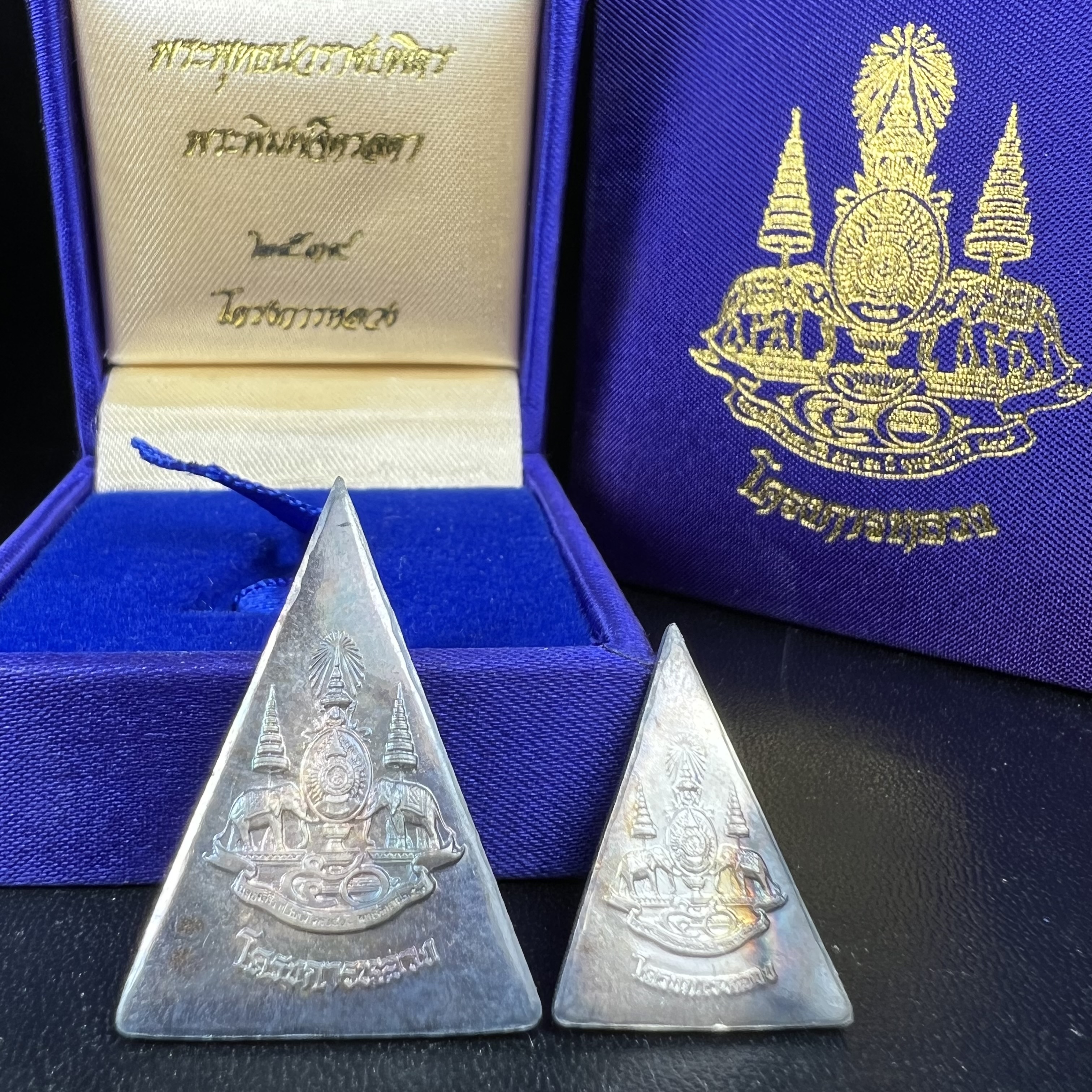 พระพุทธนวราชบพิตร พระพิมพ์จิตรลดา โครงการหลวง ปี2539 (พิมพ์ใหญ่+พิมพ์เล็ก) เนื้อเงินผิวเดิมขึ้นสีรุ่ง สวย แบบนิยมพร้อมกล่องบรรจุเดิม พิธีใหญ่ ปลุกเสกวัดพระแก้ว(1ชุด 2 องค์)