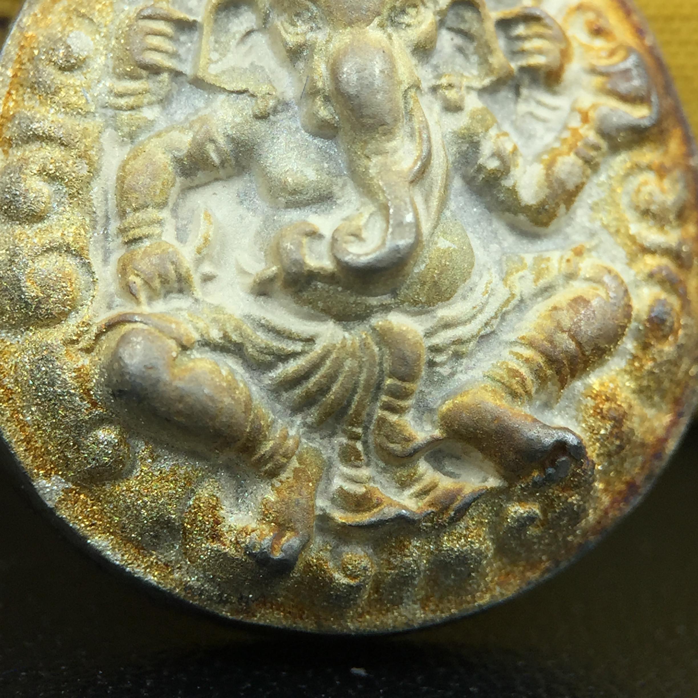 เหรียญพระพิฆเนศวร ญสส. ชุดกาญจนาภิเษกครองราชย์ 50 ปี พุทธศักราช 2538 พิมพ์ใหญ่(2.9 ซม.) เนื้อเงินผิวเดิมขึ้นสีรุ้งงดงามธรรมชาติสร้างสรรค์ สภาพสวยเดิมพร้อมกล่องบรรจุเดิม ตอกโค๊ดหมายเลขกำกับ(1ใน 5539องค์)