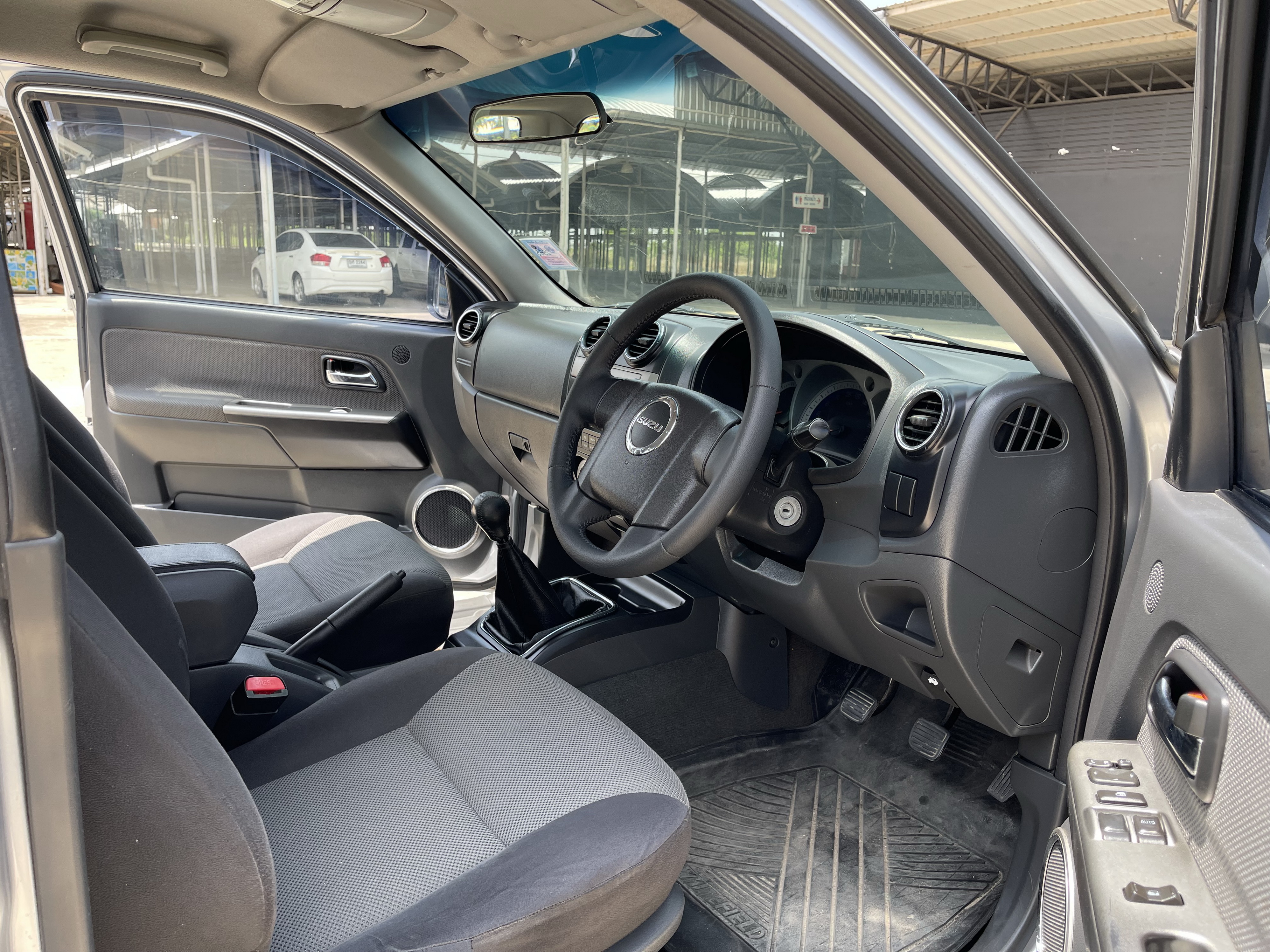 Isuzu Dmax Cab Hilander 2.5 Abs 2010 เงิน