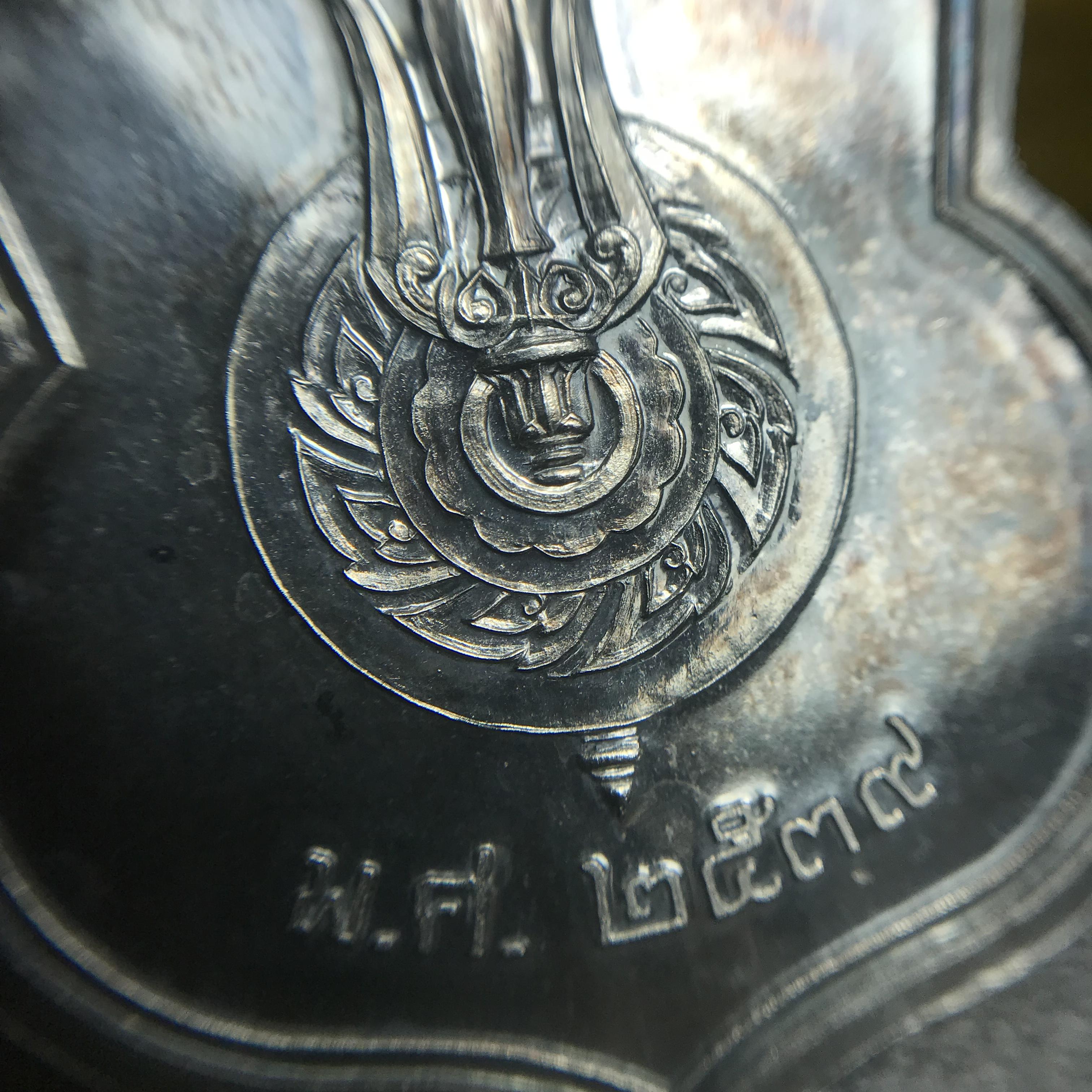 เหรียญพระบาทสมเด็จพระเจ้าอยู่หัว รัชกาลที่9ประทับนั่งบัลลังก์ กระทรวงมหาดไทยจัดสร้าง ปี2539 เนื้อเงินกล่องบรรจุเดิมสภาพสวย เนื้อเงินผิวเดิมขึ้นสีรุ้งธรรมชาติ แบบนิยม หายาก