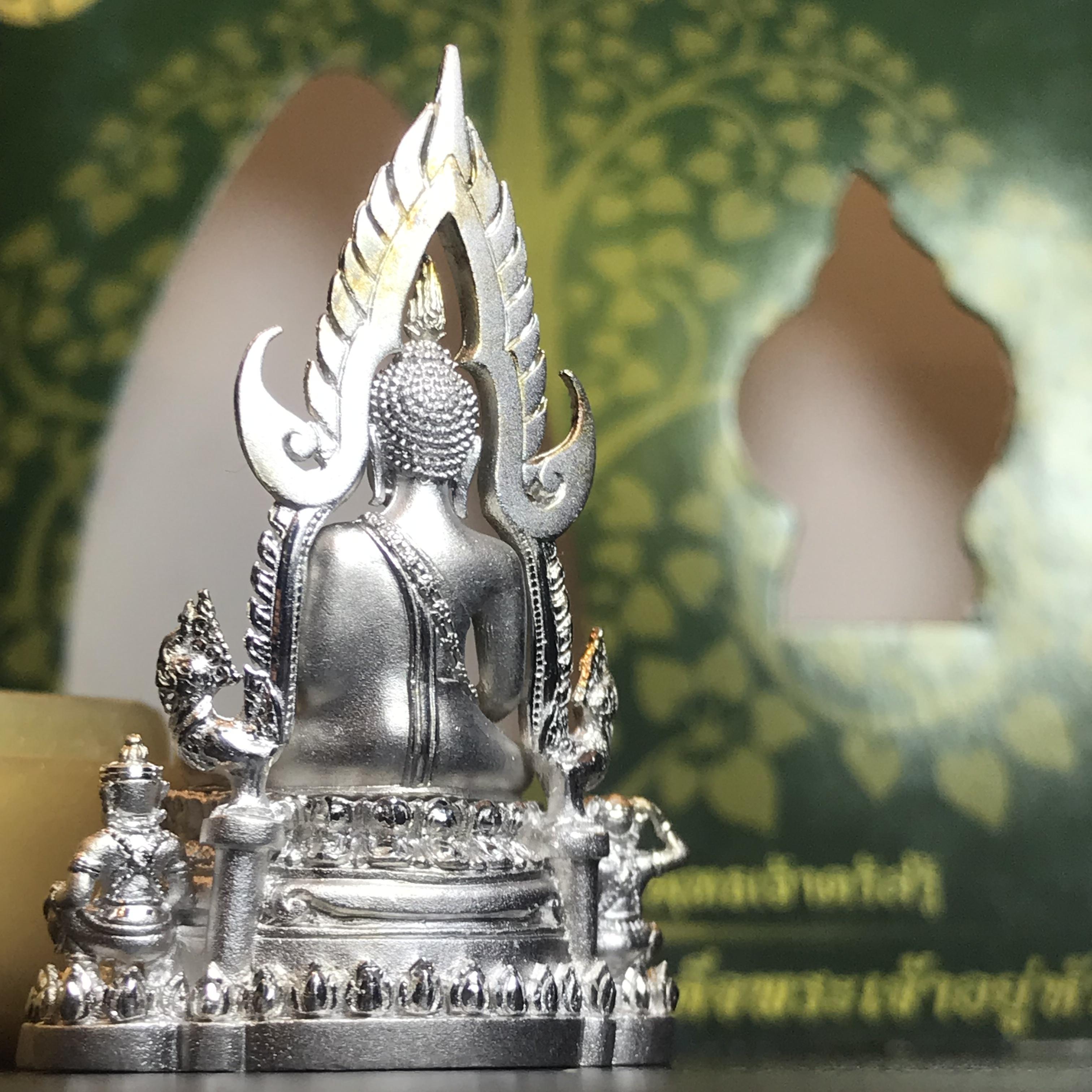 พระพุทธชินราช(จำลอง) ภปร. 84 พรรษา เนื้อเงินชุบทองคำขาว พิมพ์กลางขนาดหน้าตัก 1/2 นิ้ว(1ใน5000องค์) )(พระราชทานมวลสาร จิตรลดาและเส้นพระเจ้า(เส้นผม)รัชกาลที่9)