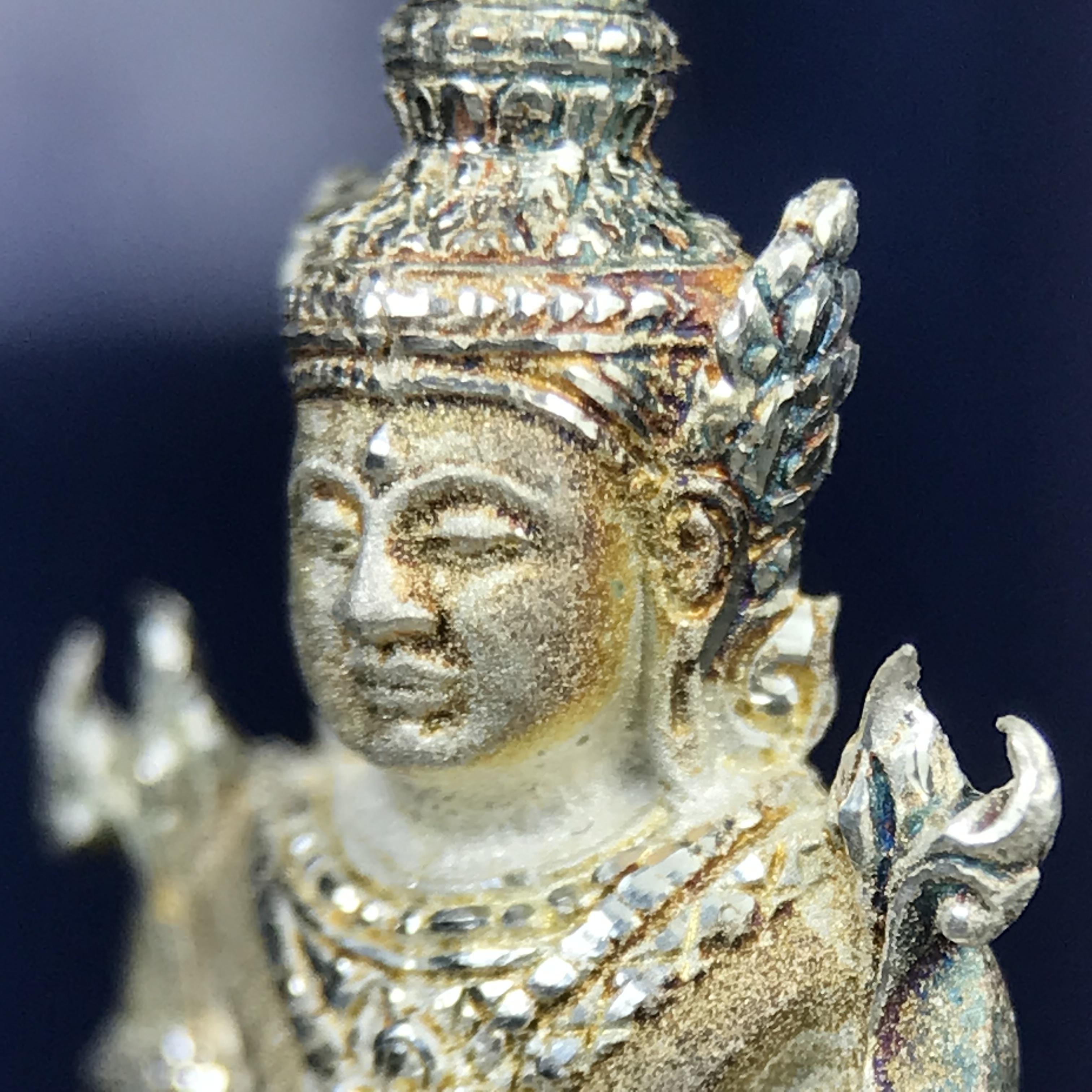 พระแก้วมรกต ภปร. ปี 2547 จัดสร้างโดยโรงพยาบาลภูมิพลอดุลยเดช เนื้อเงิน ลอยองค์ หน้าตัก 1/2 นิ้ว สูง 3.7 ซม. พิธีมหามังคาภิเษก ณ พระอุโบสถวัดพระศรีรัตนศาสดาราม(วัดพระแก้ว) งดงามทรงคุณค่าอีกหนึ่งรุ่นยอดนิยม หายาก(องค์หมายเลขต้นๆหลักร้อย ๒๙๘)ผิวเดิมติดรุ้งสวย