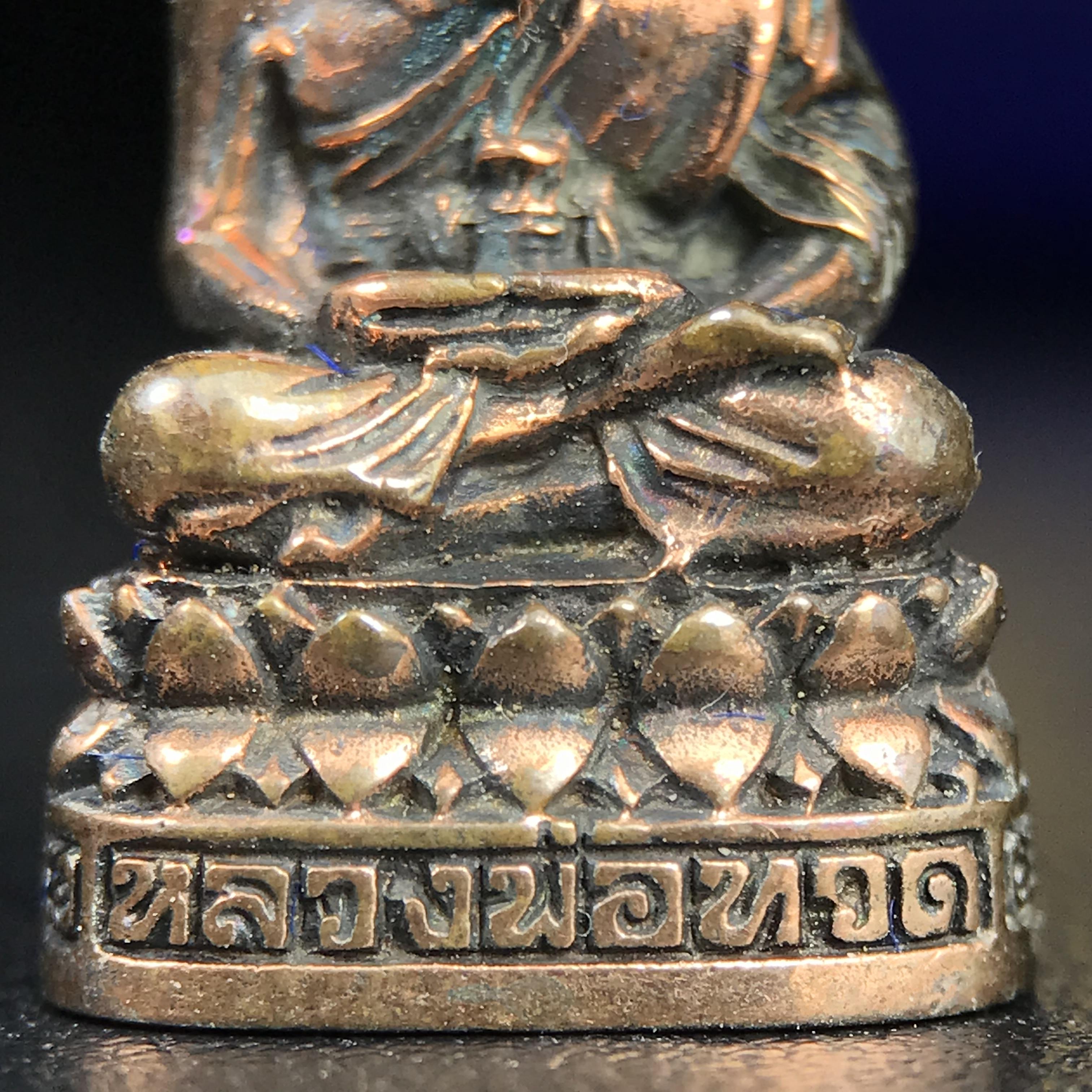 รูปเหมือนหล่อลอยองค์หลวงปู่ทวด รุ่น 111ปี กระทรวงกลาโหม เนื้อนวโลหะรมดำ-ปัดเงา ปี2540 พิธีใหญ่ เข้มขลัง นิยม พร้อมกล่องบรรจุเดิม(คัดสภาพสวยผิวเทพๆผิวรุ้งๆ)ทั้งพิธีทั้งพุทธศิลป์ทรงคุณค่าอีกหนึ่งรุ่นยอดนิยม