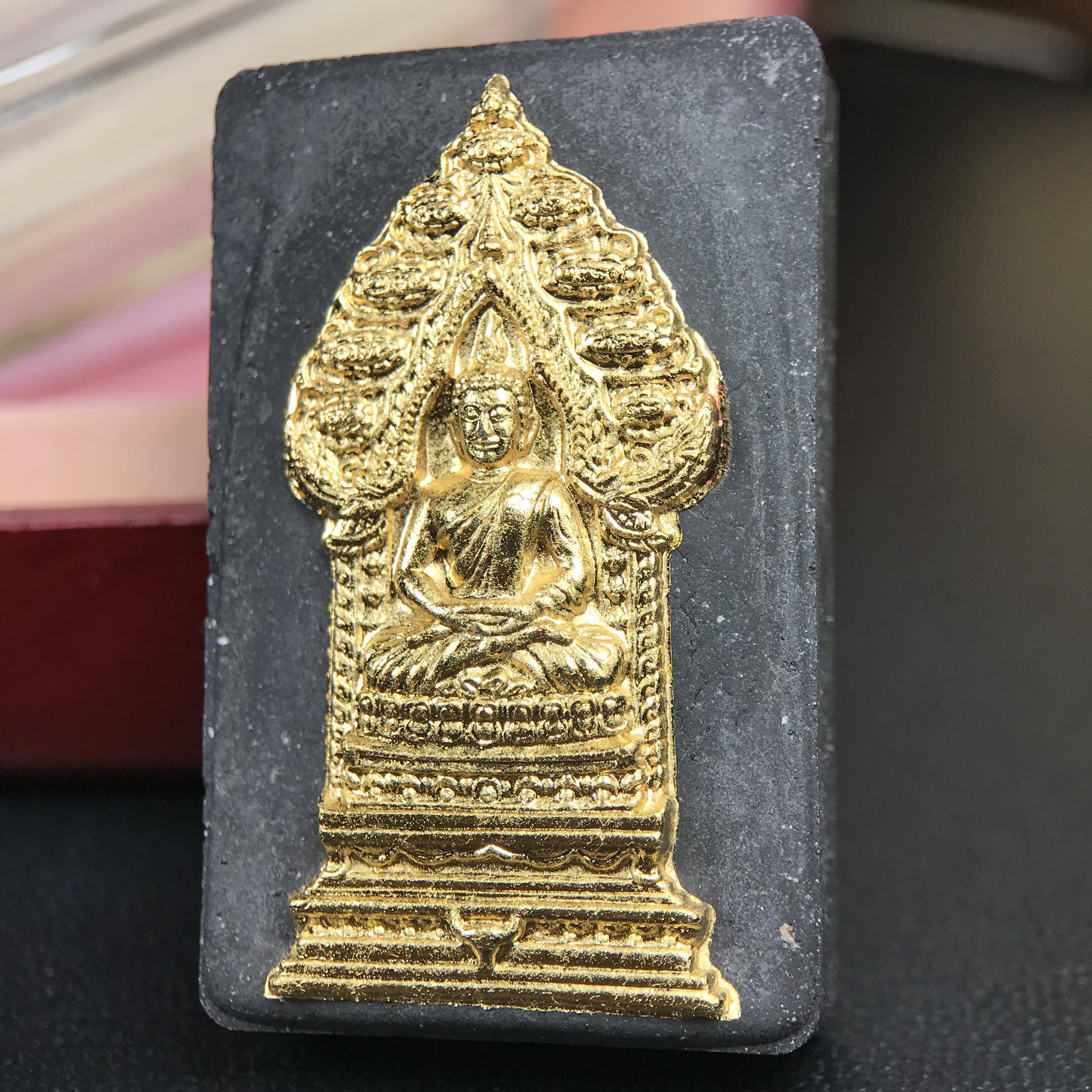 พระนิรันตรายสองกษัตริย์ มหาพุทธานุภาพแห่งแผ่นดิน ปี2552 "พระผู้ปกป้องคุ้มครองจากภัยอันตรายทั้งปวง" พระผงพิมพ์สมเด็จหน้าปัดทองสีดำด้านหลังปัดทอง เชิญอักษรพระปรมาภิไธยสองกษัตริย์(จปร.และ วปร.) พร้อมกล่องบรรจุเดิมครบชุด