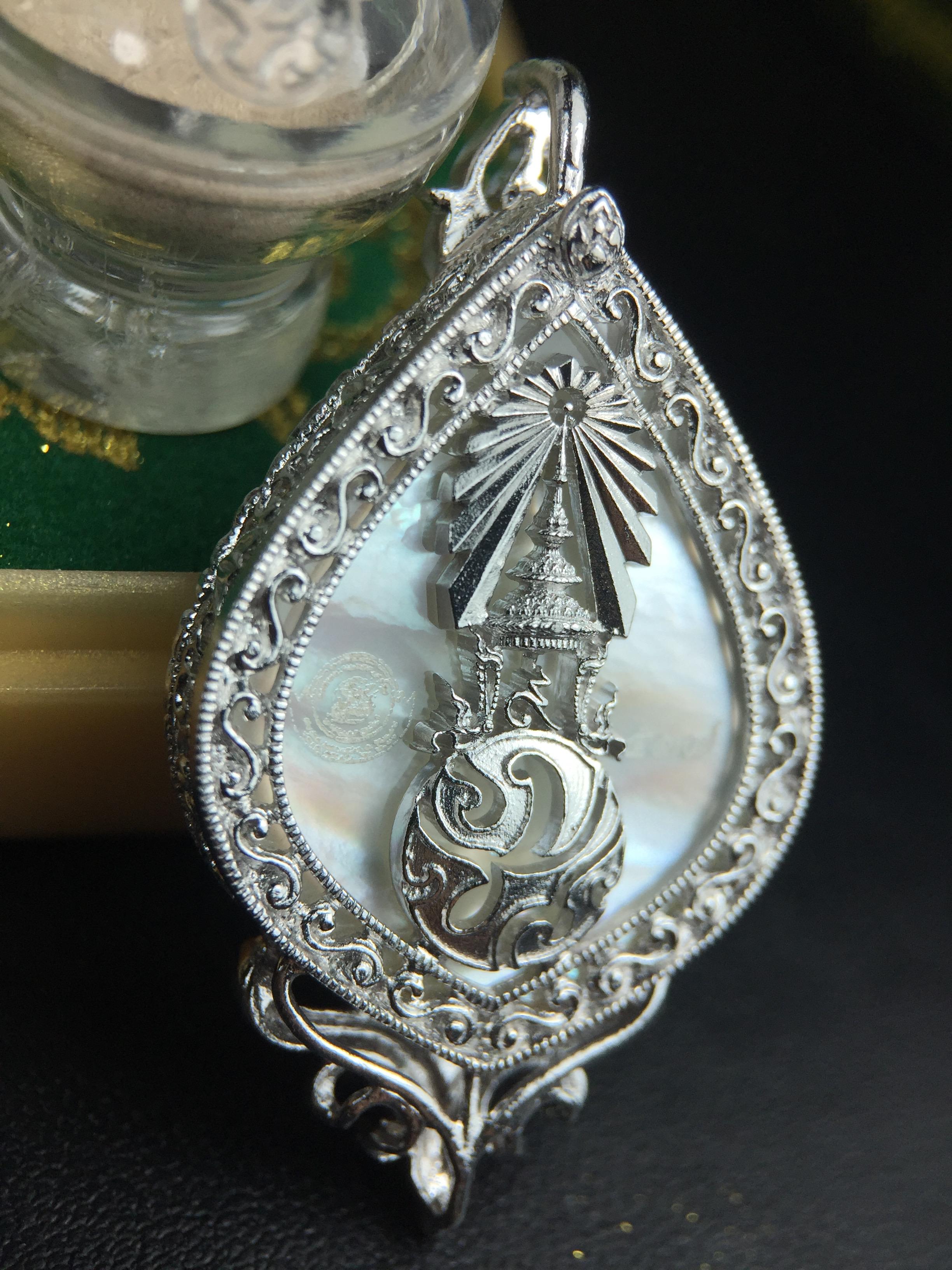 พระพุทธชินราช(จำลอง) ภปร. 84 พรรษา ทรงหยดน้ำ เนื้อเงินชุบทองคำขาว ขนาด 20*36 มม. (พระราชทานมวลสาร จิตรลดาและเส้นพระเจ้า(เส้นผม)รัชกาลที่9)พุทธศิลป์ทรงคุณค่าอีกหนึ่งรุ่นยอดนิยม งดงาม ทรงคุณค่า หายาก