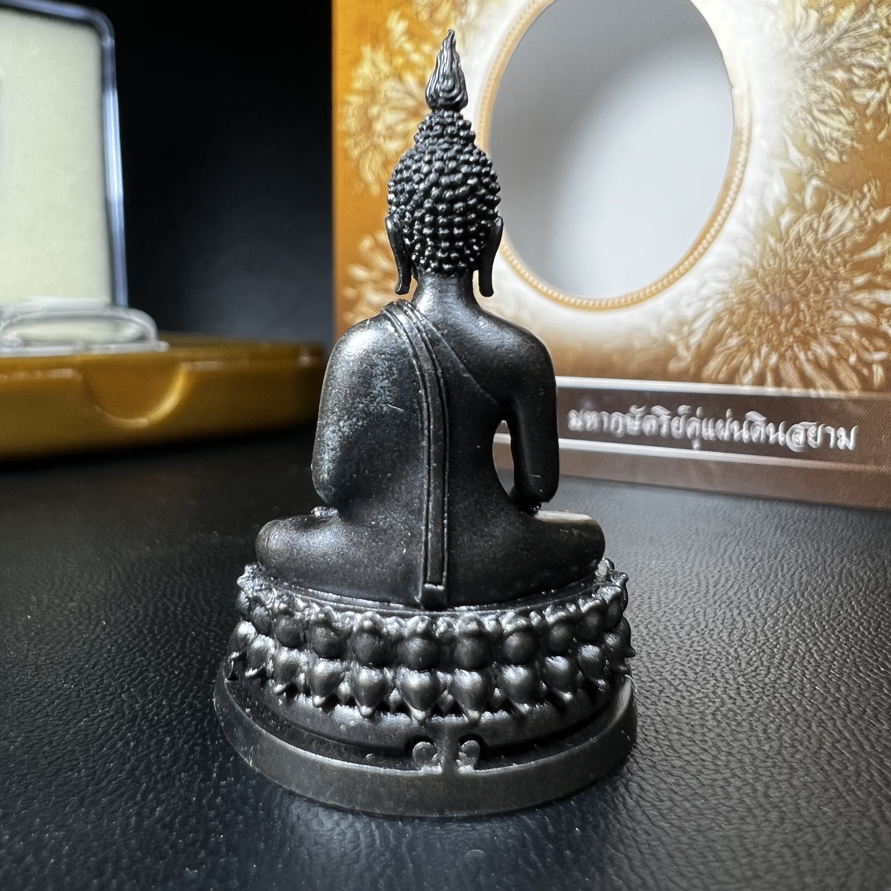 พระพุทธรูปคุ้มเกล้า ภปร. มหามงคล 80พรรษา “รุ่นเย็นศิระเพราะพระบริบาล 80พรรษา มหากษัตริย์คู่แผ่นดินสยาม” เนื้อนวโลหะรมดำ พิมพ์ใหญ่ ขนาด 18*35 มม.