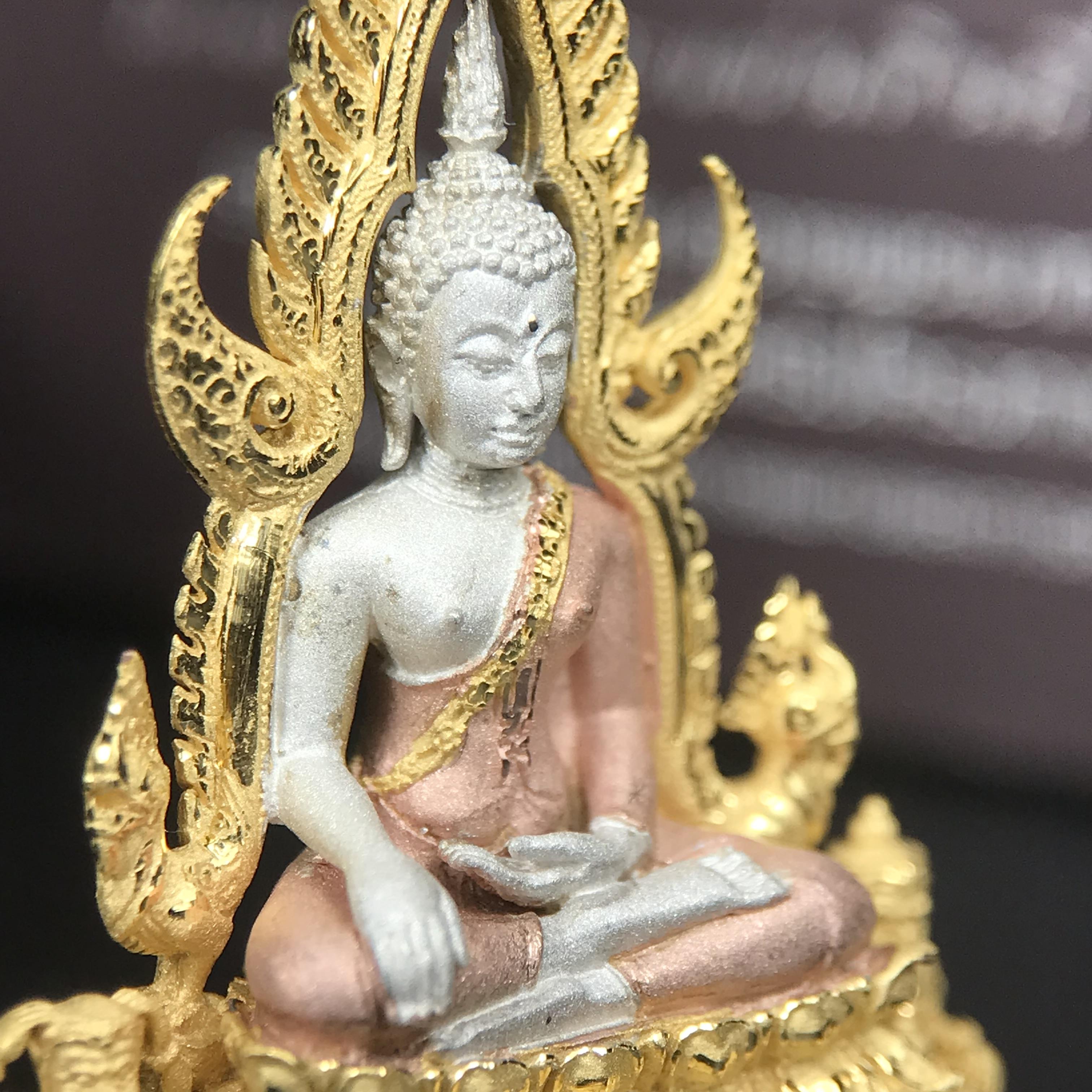 พระพุทธชินราช ภปร. โครงการ "เพราะแผ่นดินนี้ คือ แผ่นดินเกิด" ปี 2548(รุ่นแรก) ลอยองค์เนื้อเงินสามกษัตริย์ หน้าตัก 1/2 นิ้ว (ขนาด 3.5 x 2.5 ซม.) พุทธศิลป์งดงามทรงคุณค่า รุ่นยอดนิยม(องค์หมายเลข ๘๘๕๐)