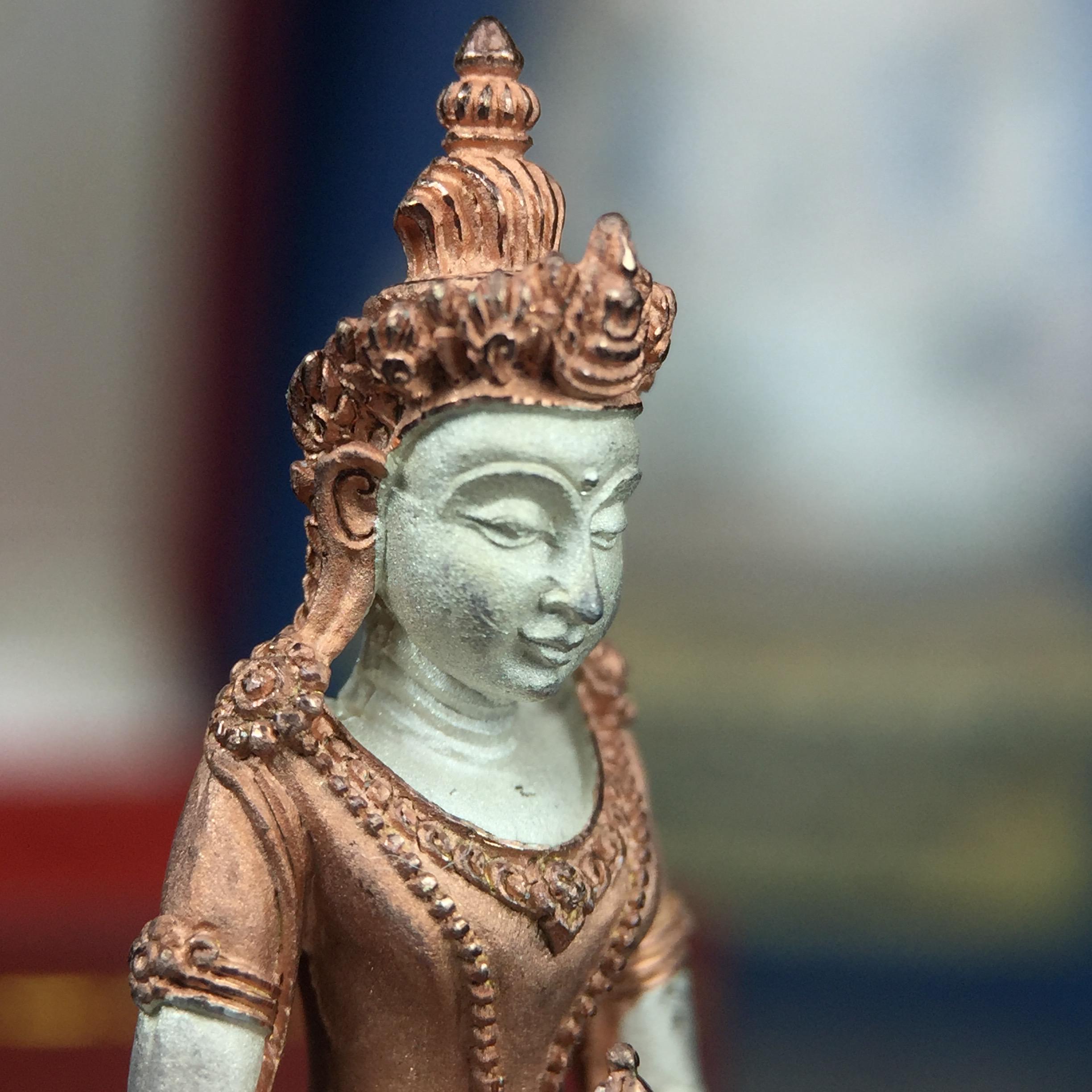 พระกริ่งอวโลกิเตศวร ( เจ้าแม่กวนอิม ) วัดโพธิ์แมนคุณาราม เนื้อเงิน 3 กษัตริย์ พ่นทราย รุ่นอุดมโภคทรัพย์ พ.ศ.2539(ผิวสวยเดิมพร้อมกล่องบรรจุการ์ดใบรับรองเดิมครบ) (อีกหนึ่งรุ่นยอดนิยม พุทธศิลป์สวยงดงาม)