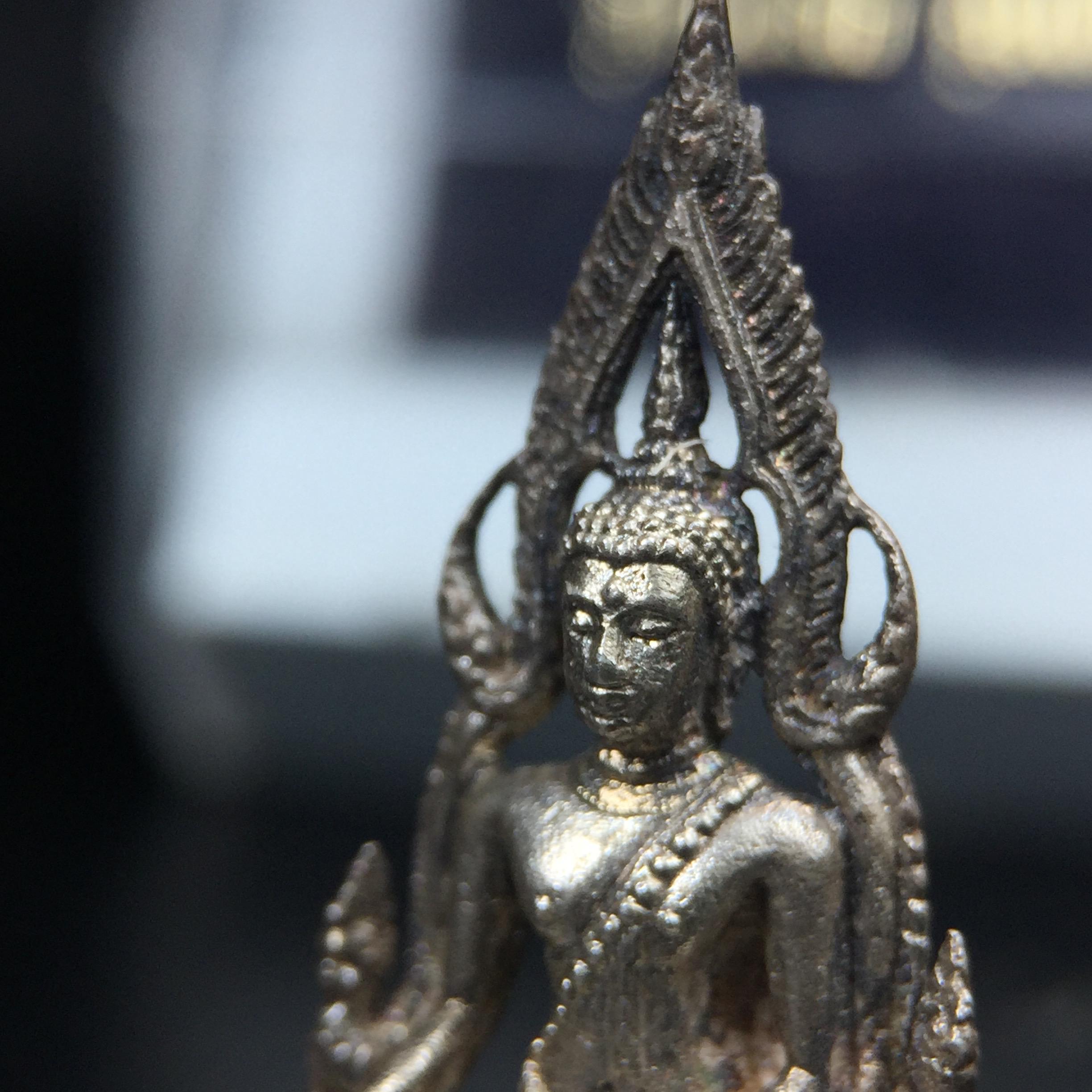 พระกริ่งพุทธชินราช รุ่นพระมาลาเบี่ยง ปี พ.ศ.2520 (รุ่นแรก รุ่นเดียว) วัดพระศรีรัตนมหาธาตุ พิษณุโลก ปี 2520 พิมพ์ใหญ่เนื้อเงิน(ผิวเดิมสวยติดรุ้งนิดๆผิวขึ้นน้ำทองสวยมีเสน่ห์ตามกาลเวลา)พิธีใหญ่ เกจิในยุคร่วมเสกมากมาย(องค์หมายเลขสวย เลขเบิ้น เลขคู่ ๕๕๓๓)