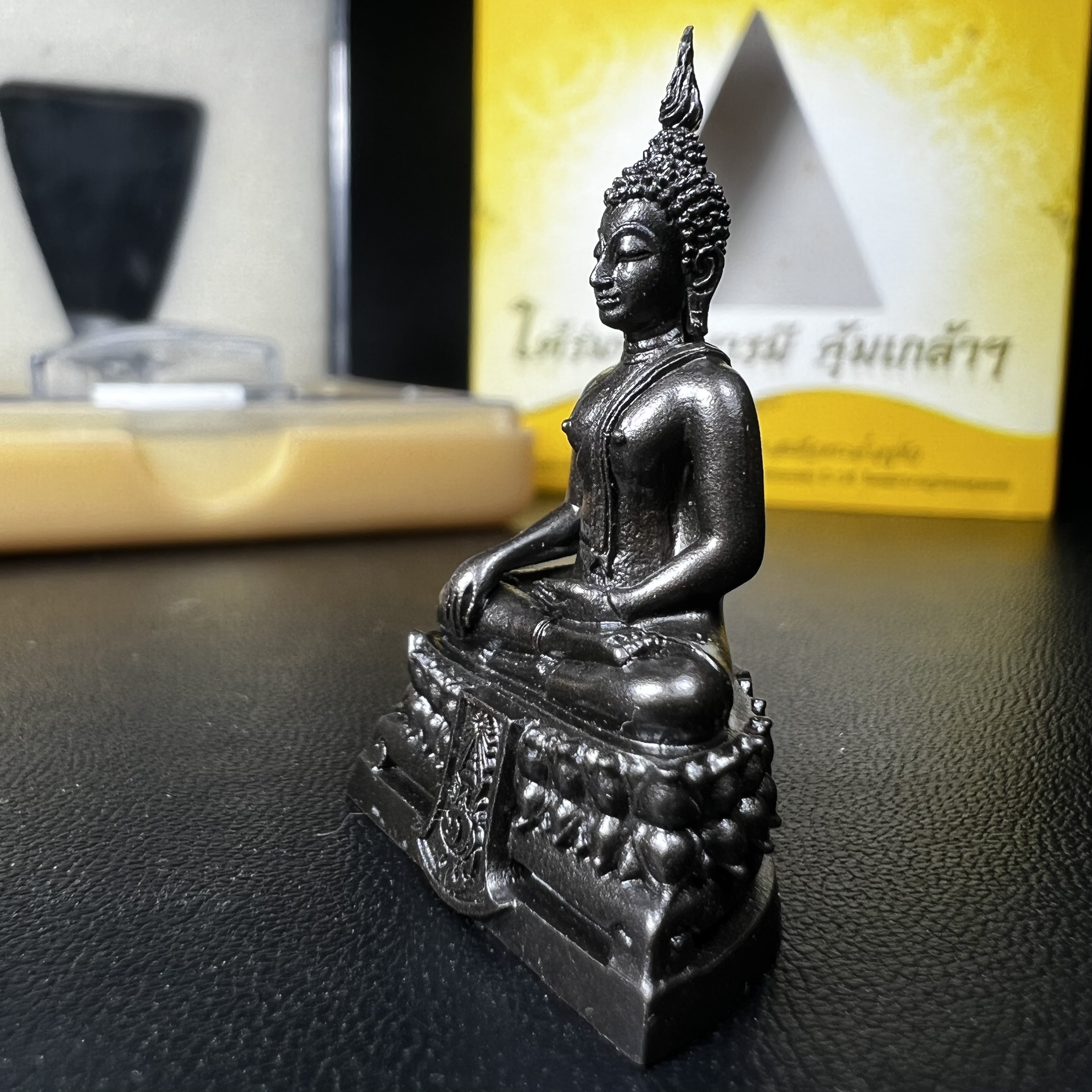 พระพุทธรูปคุ้มเกล้าฯ ภปร.(ใต้ร่มพระบารมี คุ้มเกล้า) 60ปี รพ.ภูมิพลฯ พ.ศ.2552 เนื้อนวโลหะ รมดำ(พิมพ์ใหญ่ขนาด 35.5*24 มม.)