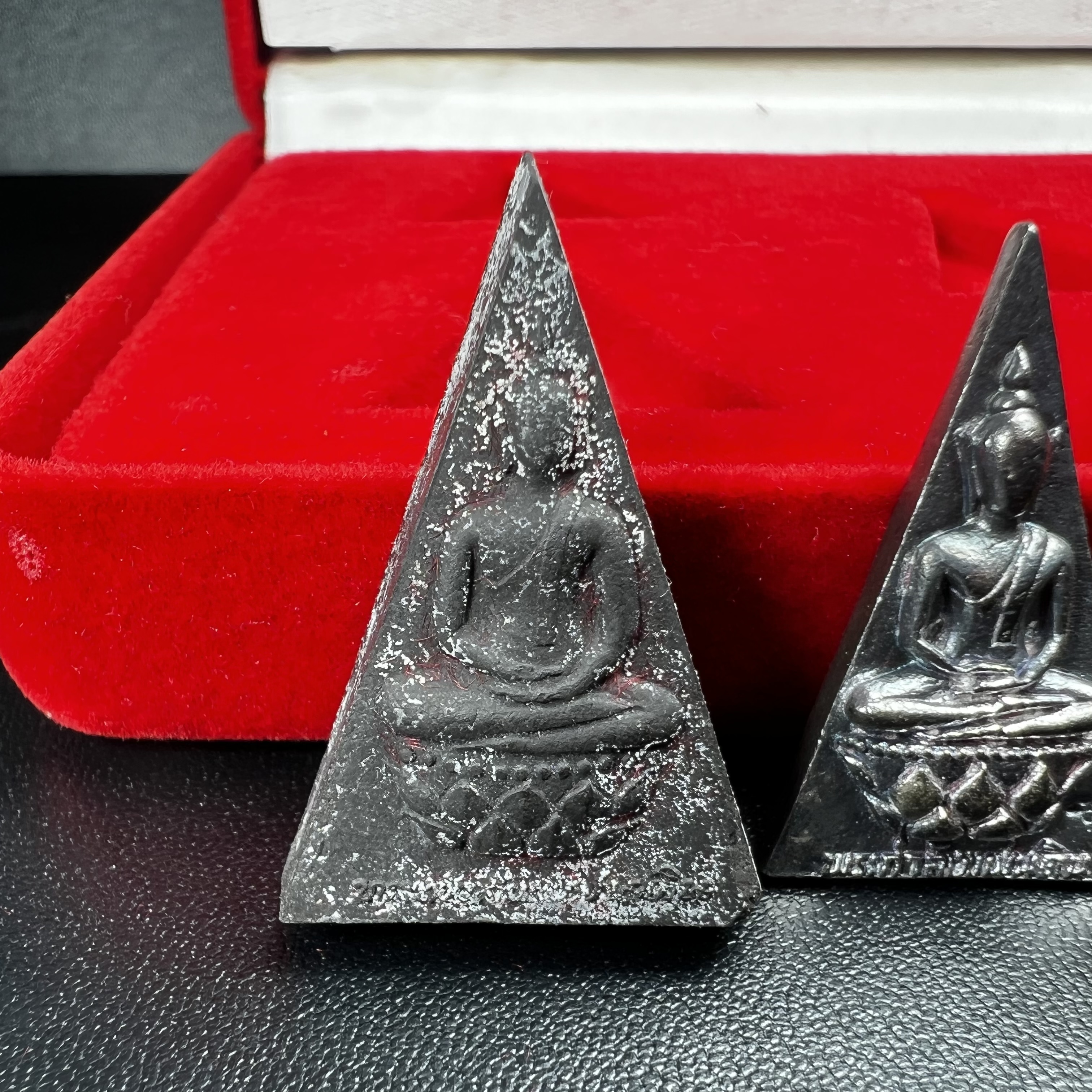 พระกำลังแผ่นดิน (สมเด็จจิตรลดา2) จัดสร้างเฉลิมพระเกียรติ ร.9 ครองราชย์ 50 ปี 2539 ชุดทองคำ(ประกอบด้วยเนื้อทองคำ+เนื้อเงิน+เนื้อนวโลหะ+เนื้อผง2องค์)(สร้างน้อยหายาก)พร้อมกล่องบรรจุเดิมครบสมบูรณ์(1ใน 1500ชุด)