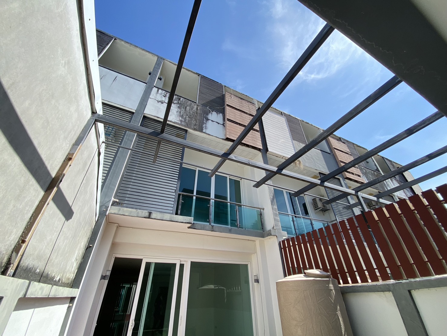 For Sales : Sea front, 2-Story commercial buildings, 3 Bedroom 6 Bathroom