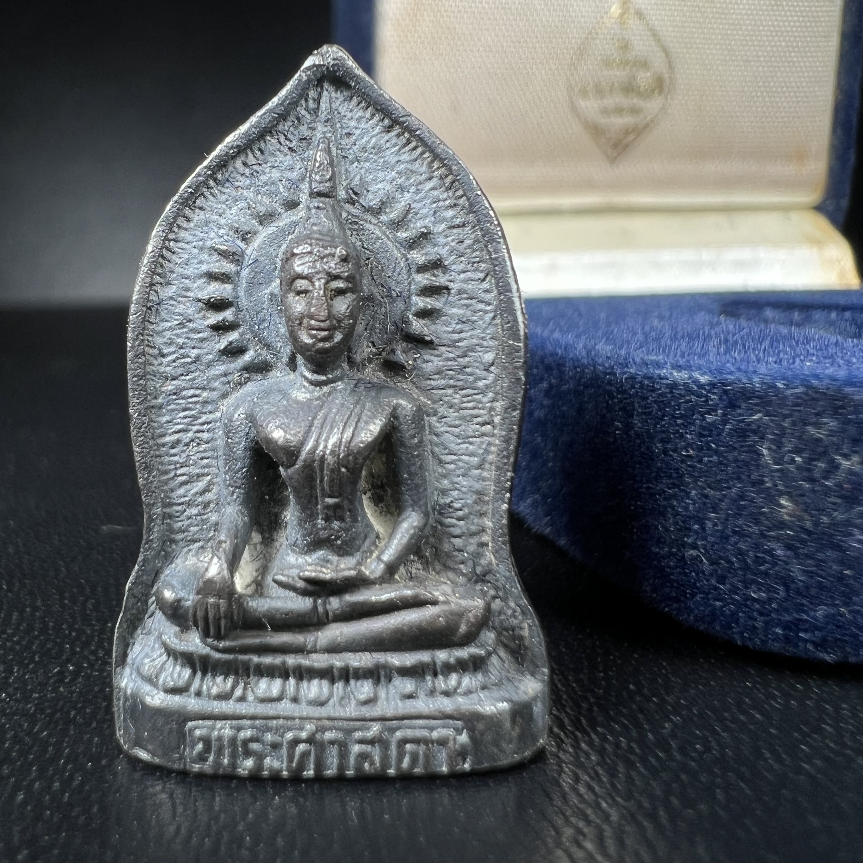 พระศาสดาใบเสมา ภปร. วัดบวรนิเวศวิหาร ปี2532 จัดสร้างในโอกาสสองทศวรรษรามาธิบดี เพื่อศูนย์การแพทย์สิริกิติ์ เนื้อเงิน(ผิวเดิมกลับดำสวยงามเข้มขลัง)พร้อมกล่องบรรจุเดิม