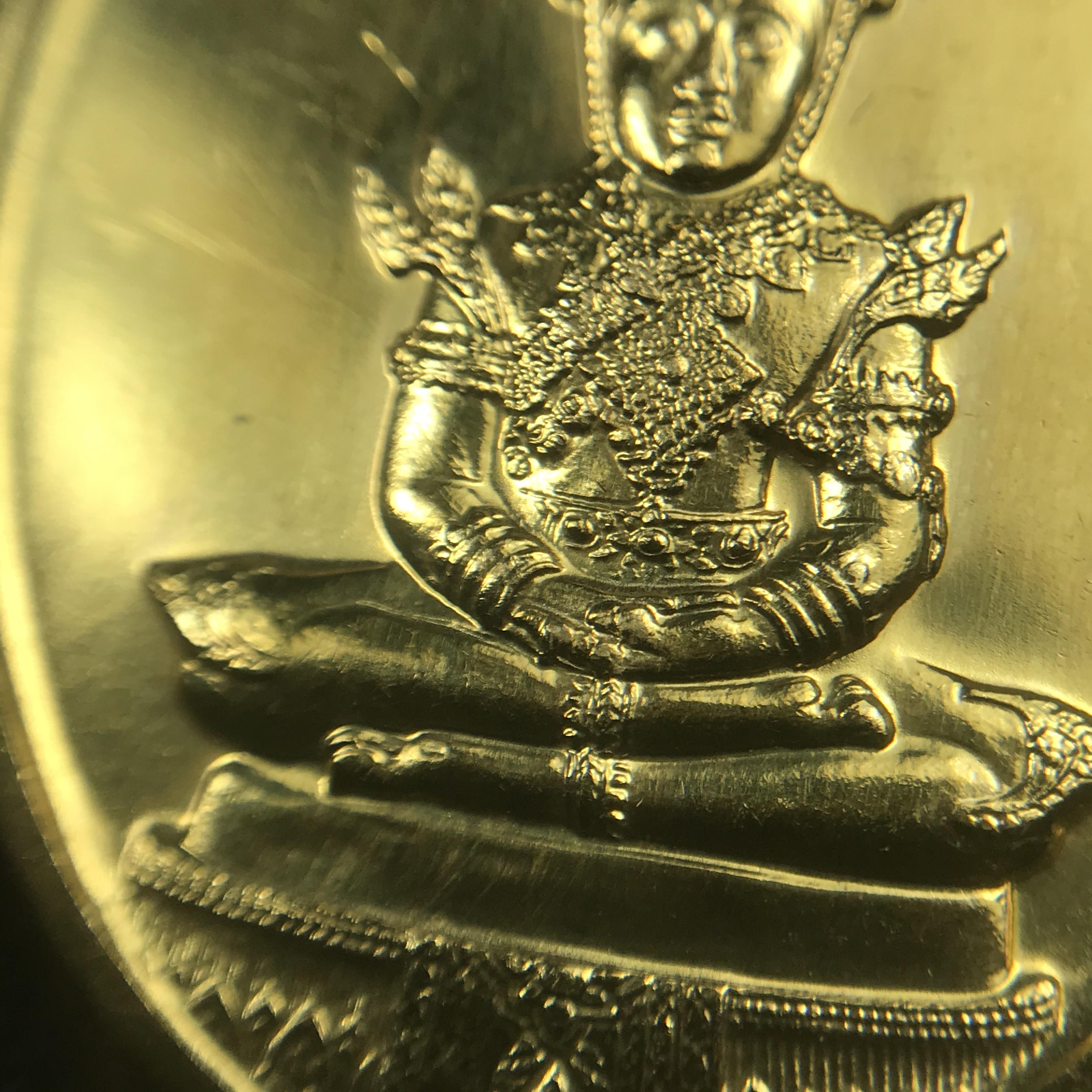 เหรียญพระแก้วมรกตหลัง ภปร ฉลองกรุงรัตนโกสินทร์ครบ 200 ปี พ.ศ.2525 พิมพ์ทรงเครื่องฤดูร้อน เนื้อทองคำ(รุ่นแรก)(บล็อกแรกไม่มีพระราชศรัธา)(ในหลวงรัชกาลที่9 เสด็จในพิธี)