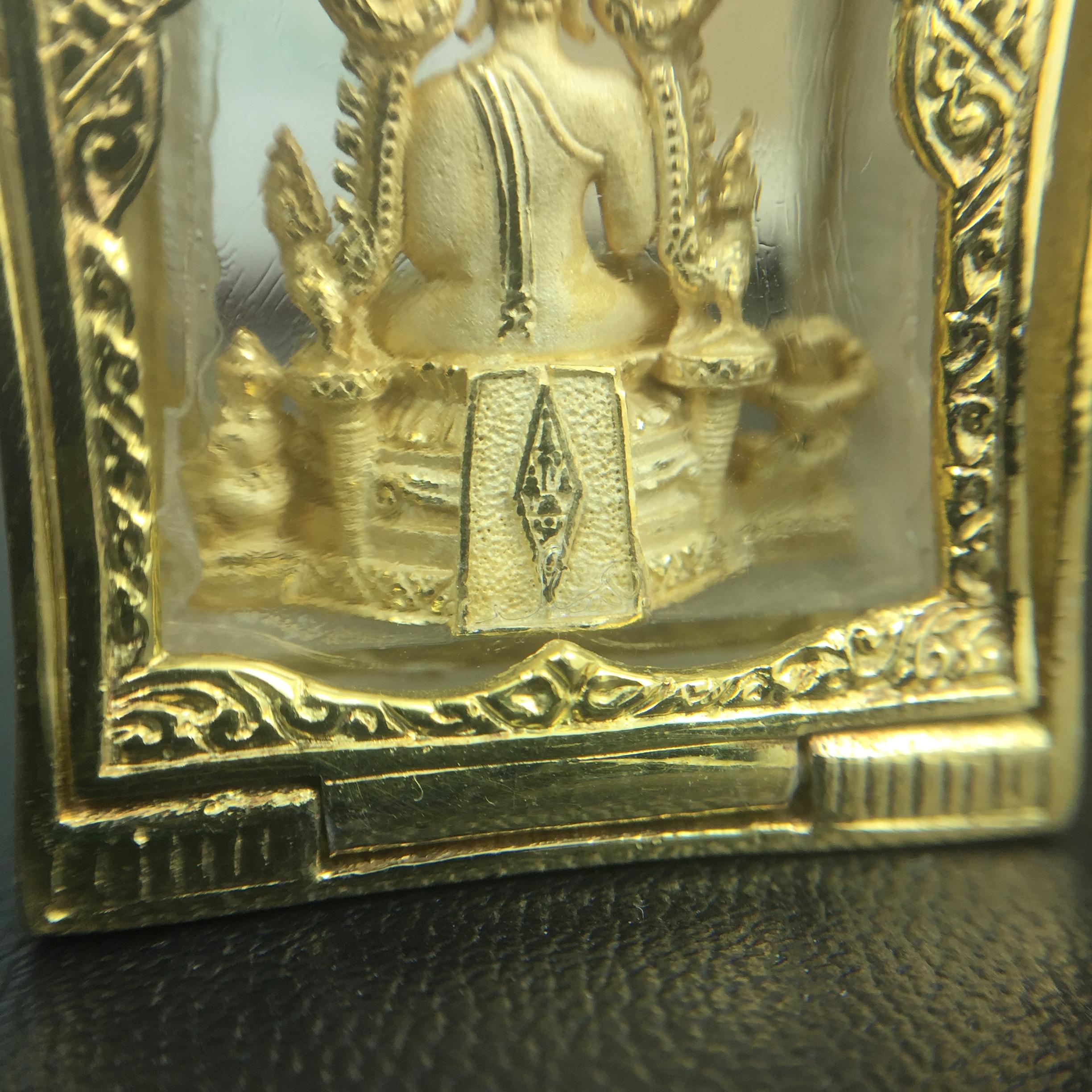พระพุทธชินราช ภปร. ในวโรกาสเฉลิมพระชนมายุ6รอบ 5ธันวาคม2542 มูลนิธิพิทักษ์ดวงตาประชาชน จัดสร้าง พิมพ์กลาง ขนาดสูง 2.4 ซม. องค์พระเนื้อเงินแบบชุบทองประกายเพชร 3 ไมครอนพร้อมกรอบตลับเงินชุบทองคำบริสุทธิ์ 3 ไมครอน ประดับเพชร CZเกรดนอกพร้อมกล่องบรรจุเดิม(หายาก)