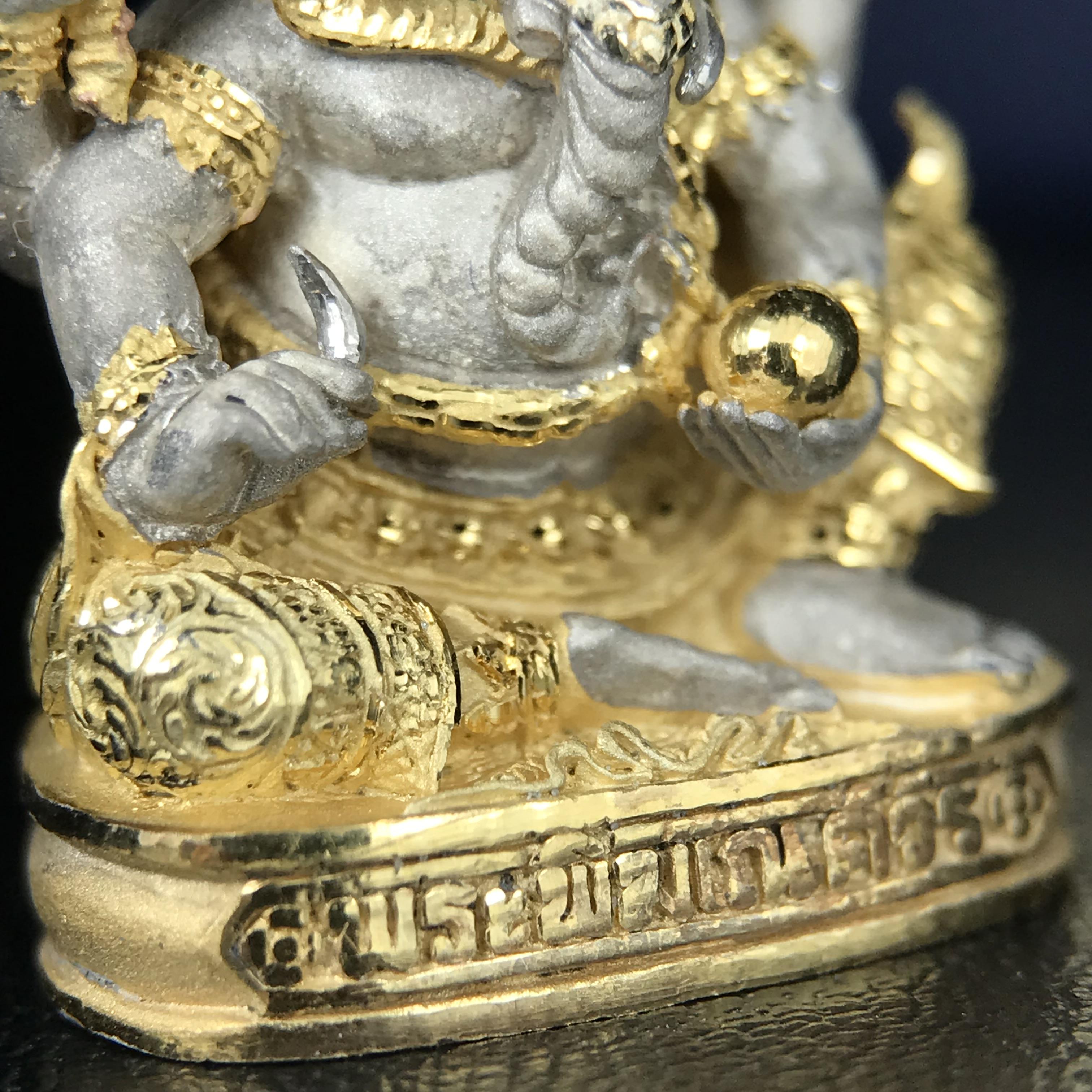 พระพิฆเนศ เทวสถานโบสถ์พราหมณ์ ปี 2539 รูปหล่อลอยองค์พระพิฆเณศวร เนื้อเงินสามกษัตริย์ ฝังพลอยน้ำเงิน(พ่นทรายขัดเงาบางส่วน) พิมพ์ใหญ่ขนาดประมาณ 1.8 * 2.5 ซม. ผลิตโดย บ.แพรนด้า จิวเวลรี่( พิธีใหญ่ พุทธศิลป์งดงาม)อีกหนึ่งรุ่นยอดนิยม (1 ใน 4999 องค์)หายาก