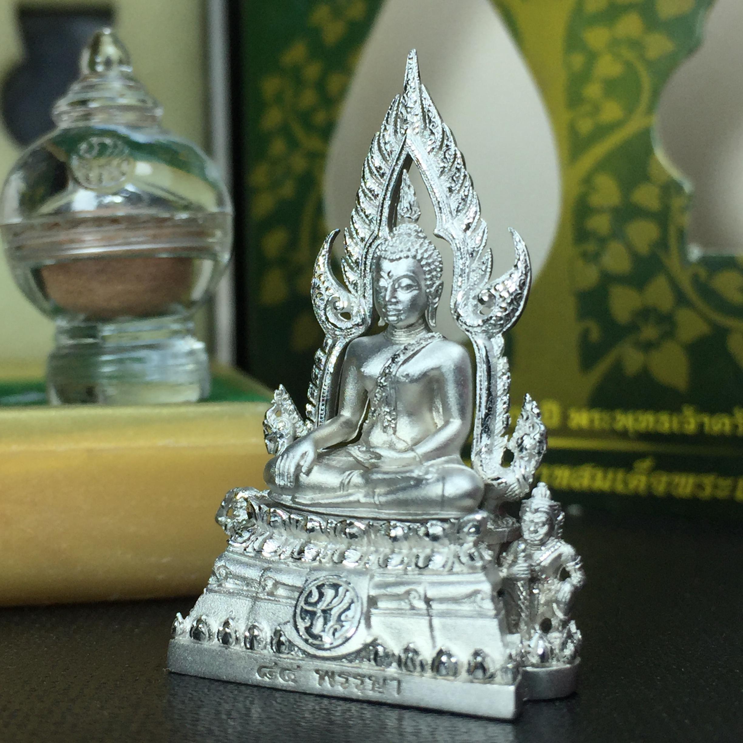 พระพุทธชินราช(จำลอง) ภปร. 84 พรรษา เนื้อเงินชุบทองคำขาว พิมพ์กลางขนาดหน้าตัก 1/2 นิ้ว(1ใน5000องค์) )(พระราชทานมวลสาร จิตรลดาและเส้นพระเจ้า(เส้นผม)รัชกาลที่9)