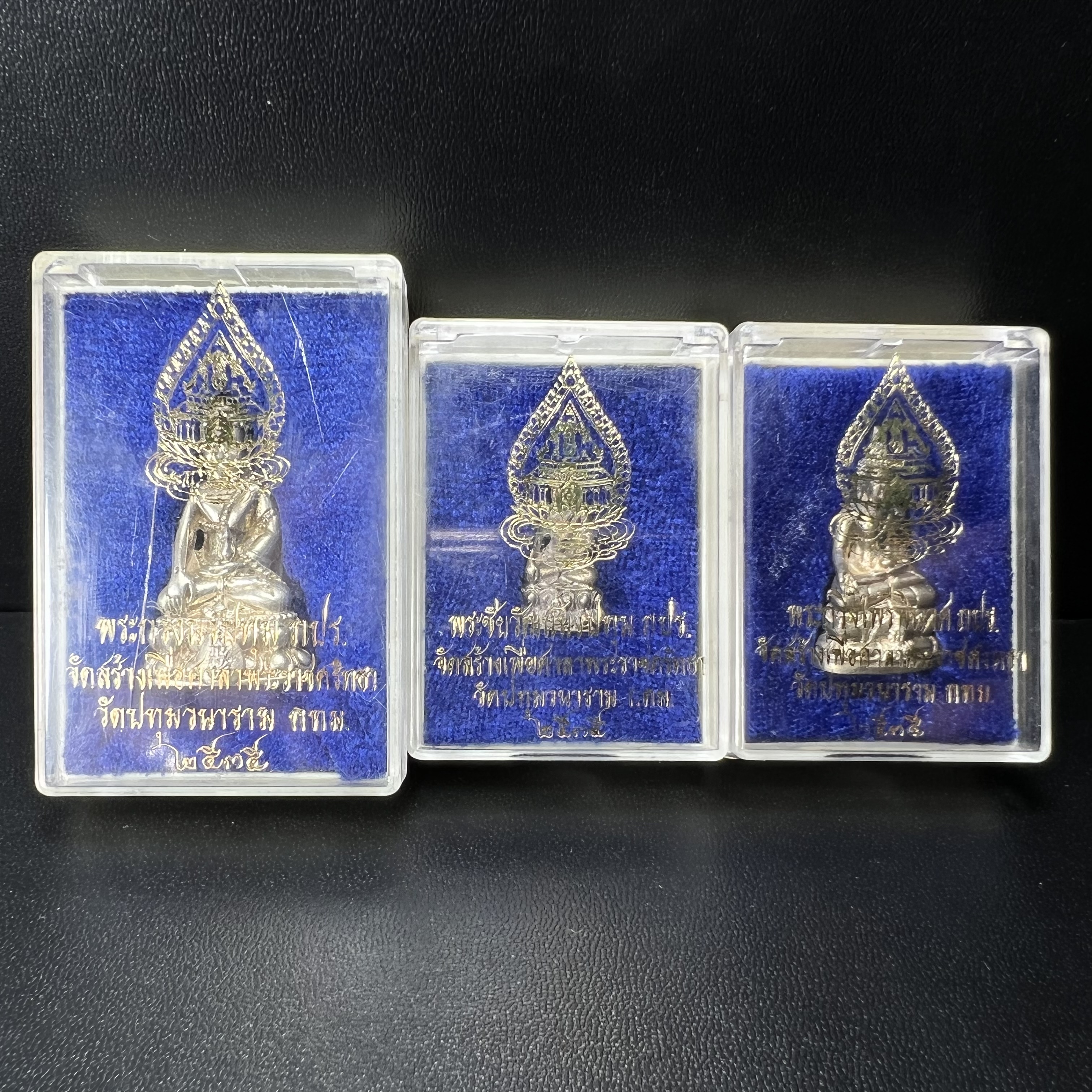 พระกริ่งนวปทุม ภปร.-พระชัยวัฒน์นวปทุม ภปร.-พระกริ่งไพรีพินาศ ภปร. รุ่นแรก วัดปทุมวนาราม ครบชุดเนื้อเงิน ปี2535(ในหลวงรัชกาลที่9เสด็จเททอง)(1ใน3000องค์)หายาก***เก็บทีเดียวครบชุดไปเลยรุ่นนี้ แนะนำ....ตอนนี้หายากแล้ว***