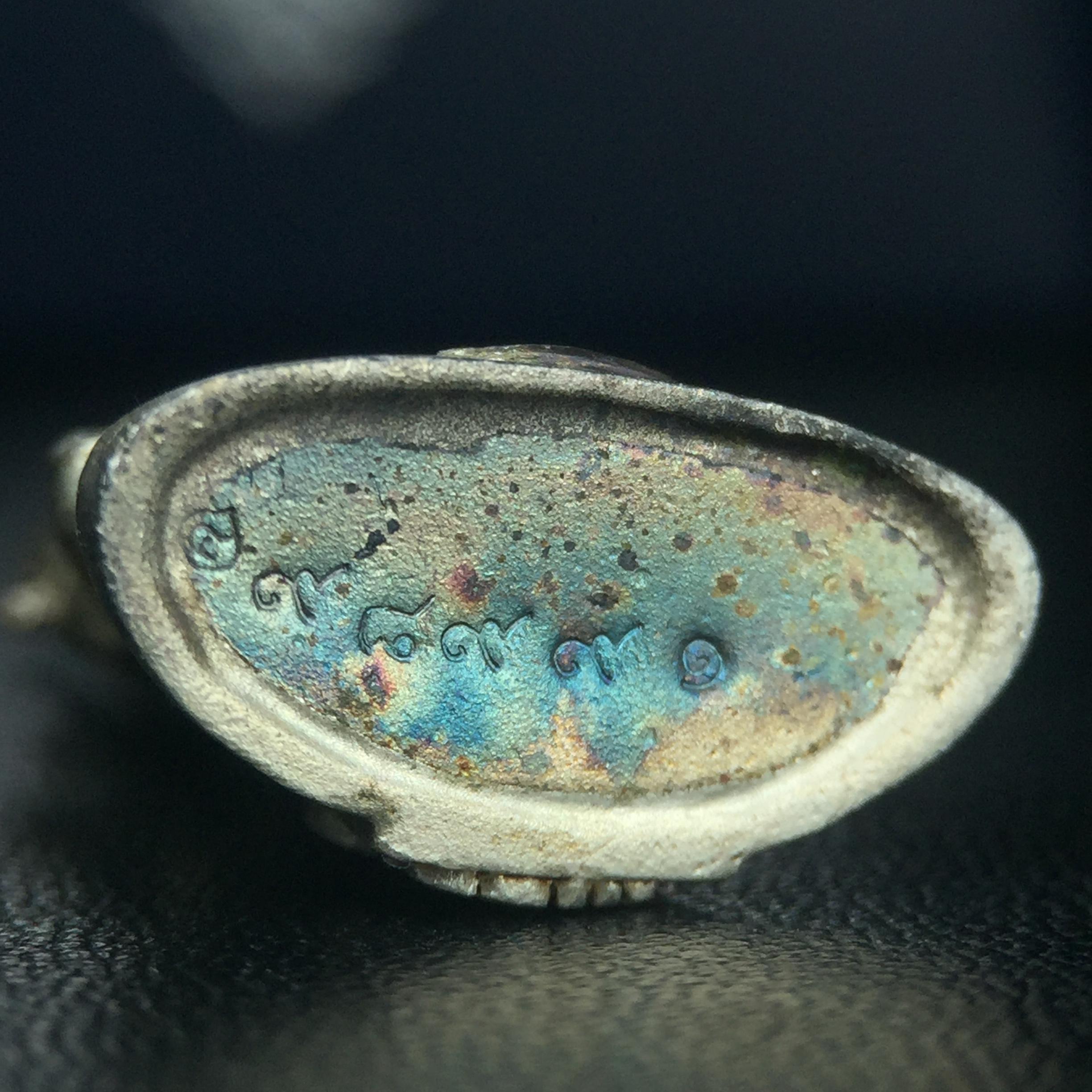 พระแก้วมรกต กรมสรรพสามิตจัดสร้างขึ้นเนื่องในโอกาสครบรอบ 64 ปีของกรมสรรพสามิต และเนื่องในวโรกาสที่พระบาทสมเด็จพระเจ้าอยู่หัวทรงครองราชย์ครบ50ปีเมื่อ พ.ศ.2539 เนื้อเงินทรายนวลขัดเงา(ผิวเดิมๆขึ้นสีรุ้งธรรมชาติสวย(สเน่ห์พระเนื้อเงินสีสันที่ธรรมชาติสรรค์สร้าง)