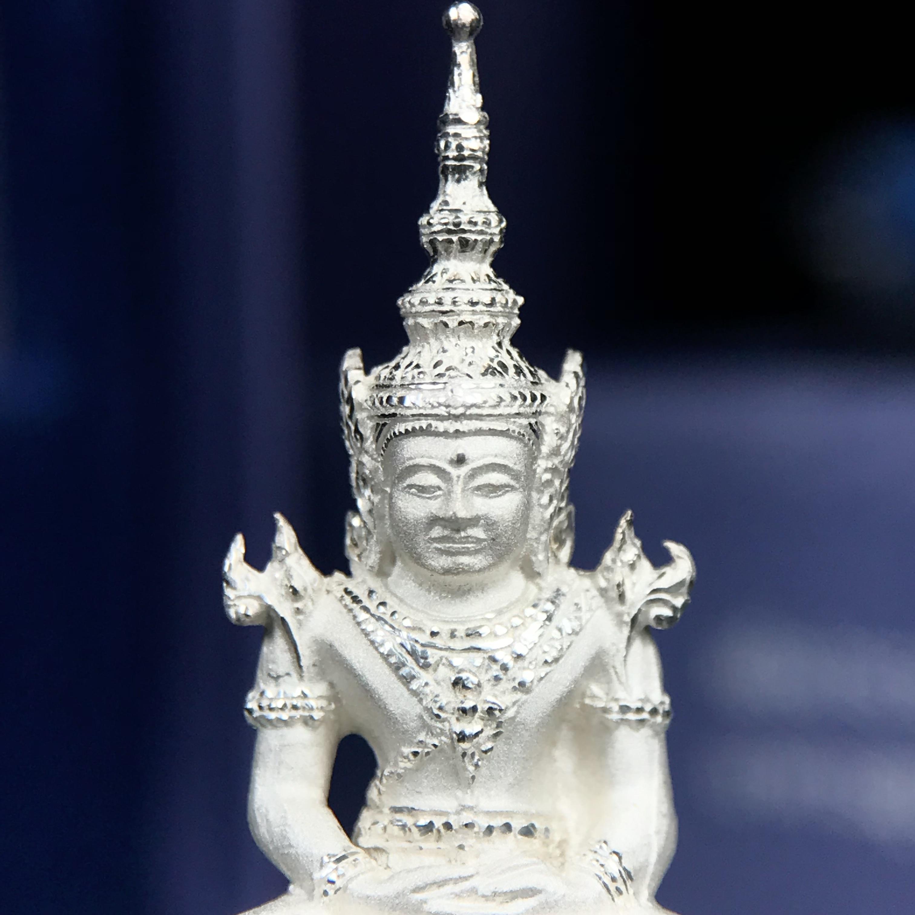 พระแก้วมรกต ภปร. ปี 2547 จัดสร้างโดยโรงพยาบาลภูมิพลอดุลยเดช เนื้อเงิน ลอยองค์ สูง 3.7 ซม. หน้าตัก 1/2 นิ้ว พิธีมหามังคาภิเษก ณ พระอุโบสถวัดพระศรีรัตนศาสดาราม(วัดพระแก้ว) งดงามทรงคุณค่าอีกหนึ่งรุ่นยอดนิยม หายาก(หมายเลขสวย ๑๔๙๙)(1ใน3000องค์)