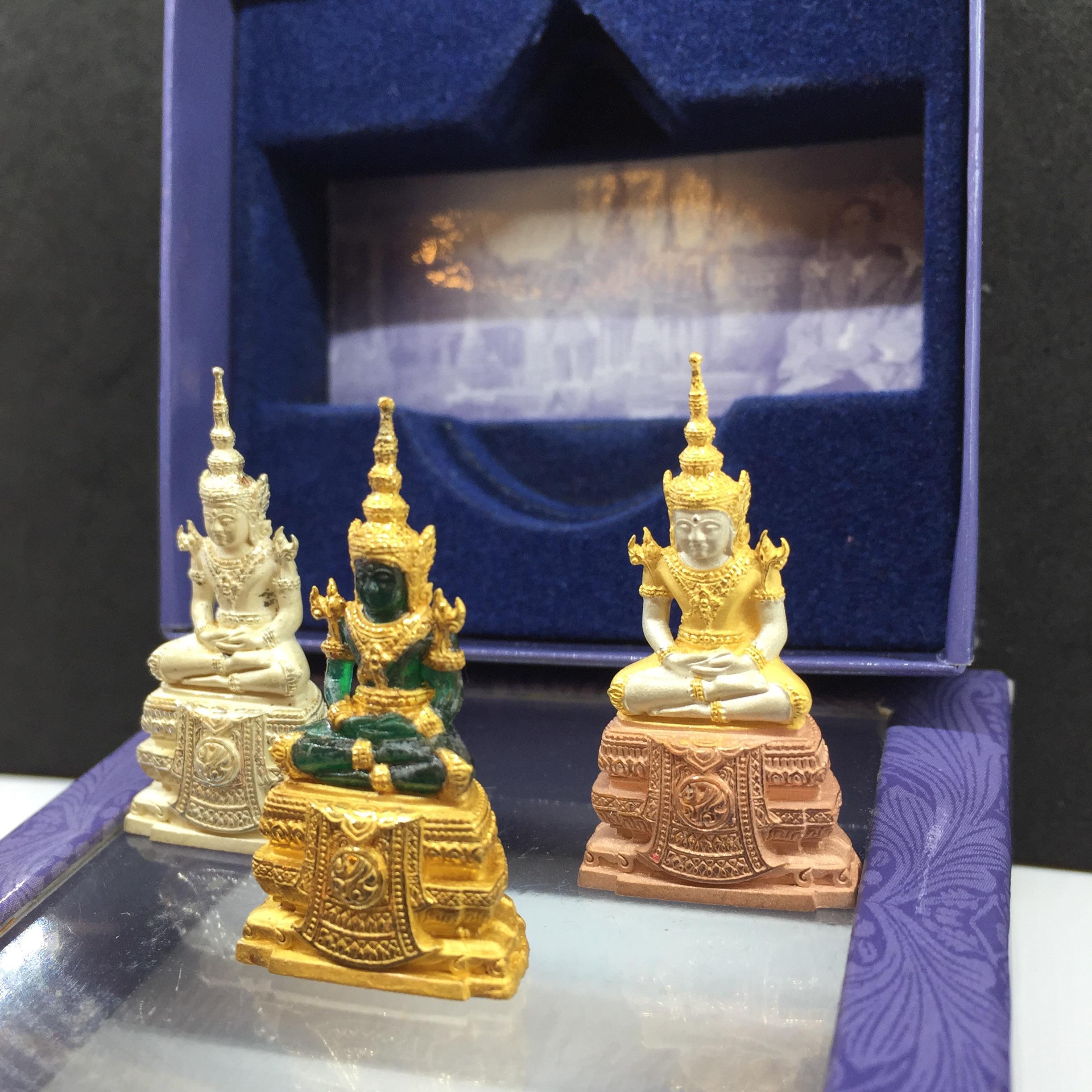 พระแก้วมรกตลอยองค์ ภปร.หน้าตัก 1/2 นิ้ว จัดสร้างโดยรพ.ภูมิพลฯ ปี2547 เนื้อเรซินหุ้มทองคำ+เนื้อเงิน+เนื้อเงินสามกษัตริย์