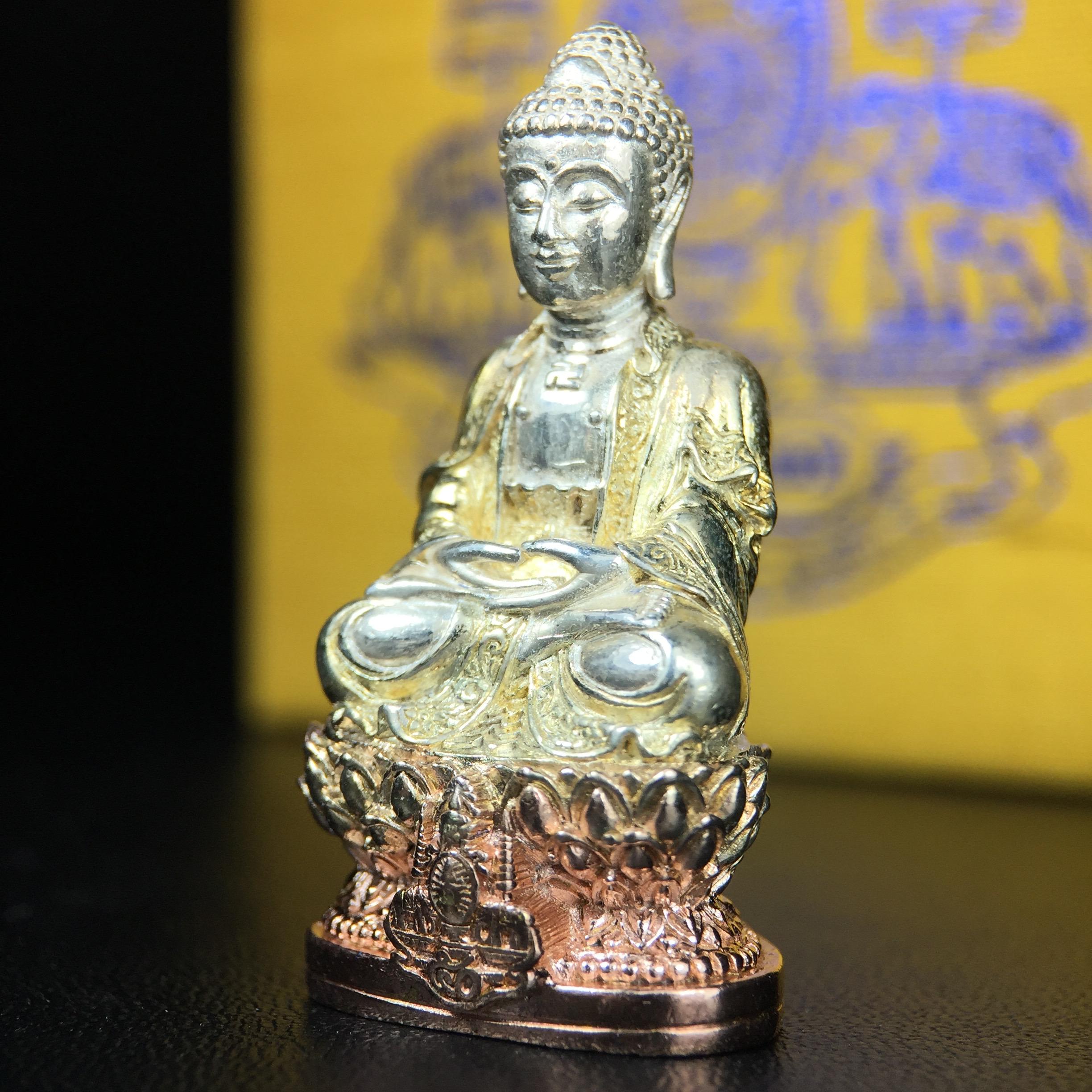 พระกริ่งจีน "ต้าเยิ่นถะ" รุ่น กาญจนาภิเษก ครองราชย์ 50 ปี วัดบวรนิเวศวิหาร ปี2538 เนื้อเงินสามกษัตริย์ สูง 3.8 ซม. (คัดสภาพสวยเดิม พิธีใหญ่ พุทธศิลป์งดงาม)